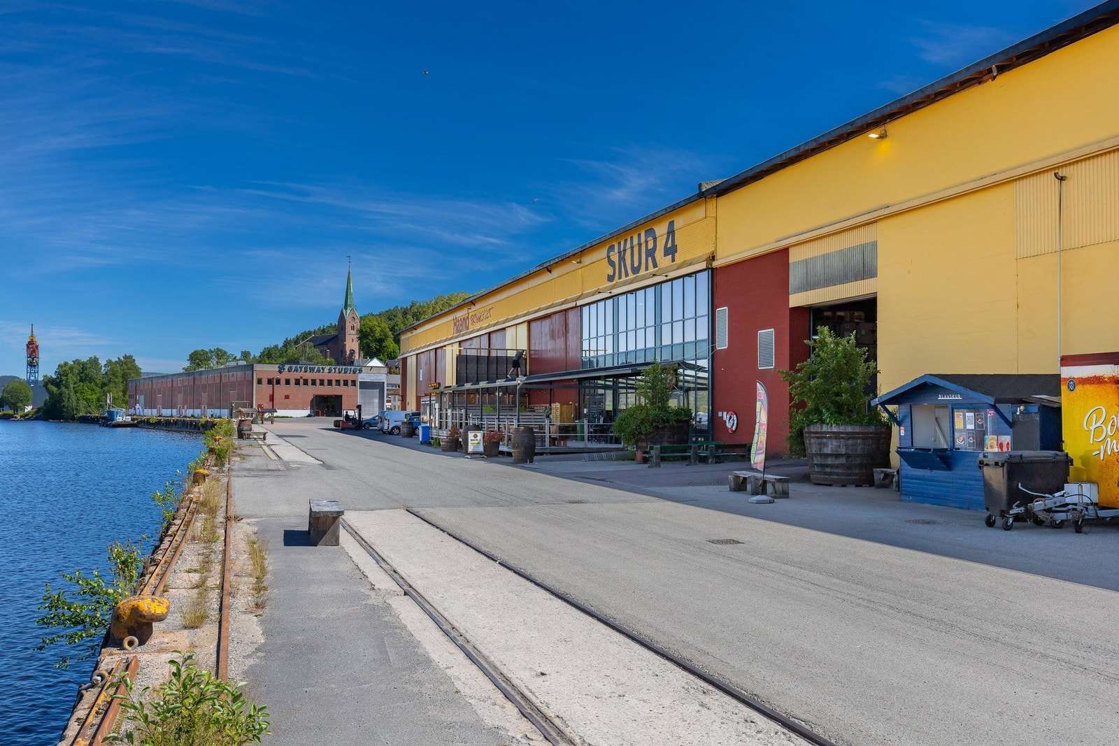 Den populære havnepromenaden byr på kulturtilbud og hyggelige møteplasser. Alt innen kort avstand fra boligen. Galleribilde