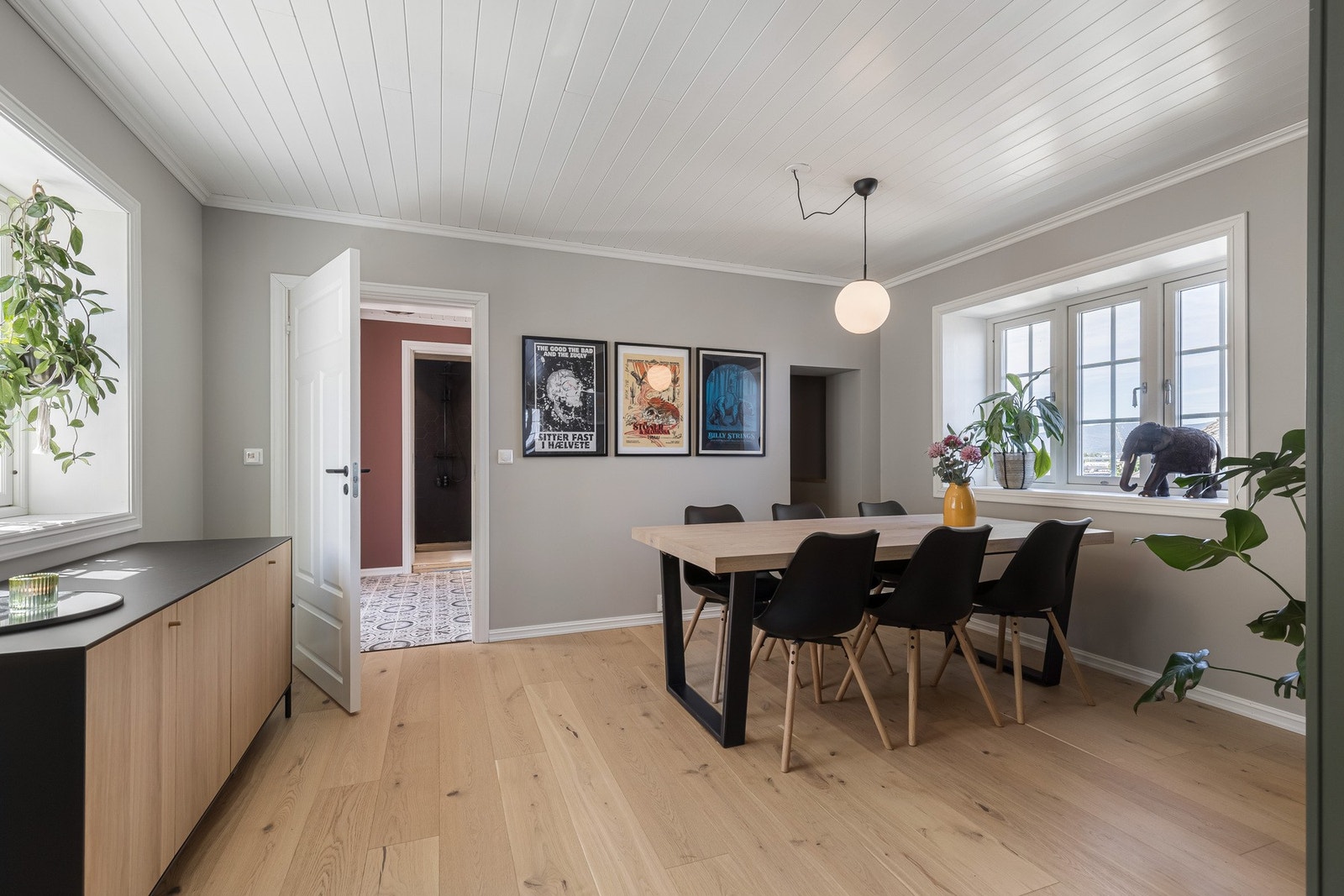 Den romslige spisestuen har en lys og innbydende atmosfære med god plass til hyggelige middager og sosiale sammenkomster. De store vinduene slipper inn rikelig med dagslys og byr på flott utsikt. Galleribilde