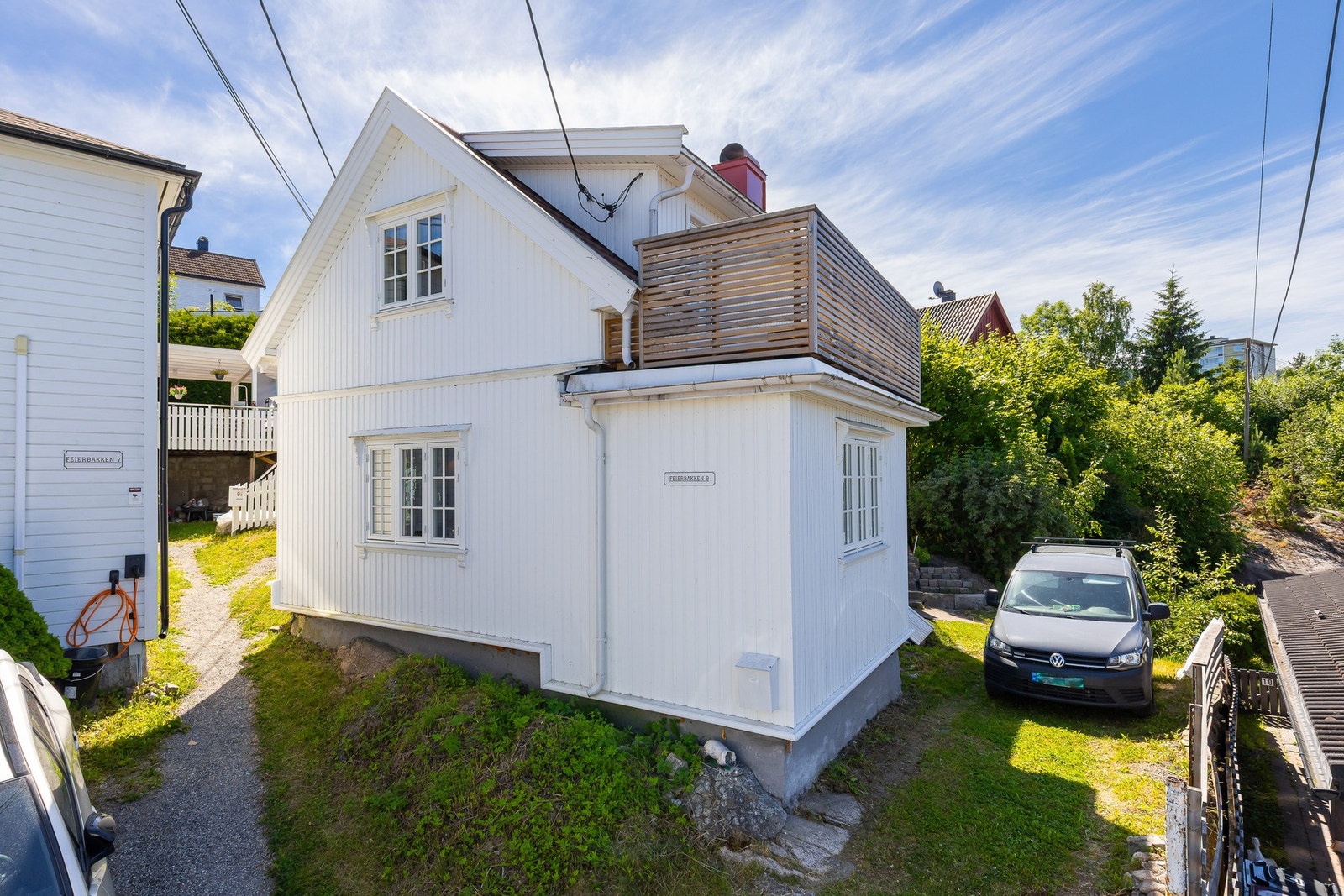 Velholdt enebolig med klassisk uttrykk, privat parkering på egen tomt og flere attraktive uteplasser. Galleribilde