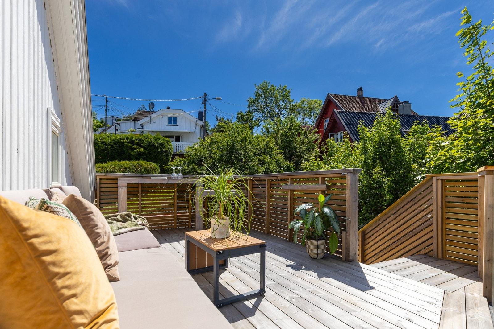 Takterrassen er skjermet og solrik, med god plass til loungemøbler og et privat uterom hvor du kan nyte sommerdagene i rolige omgivelser. Galleribilde