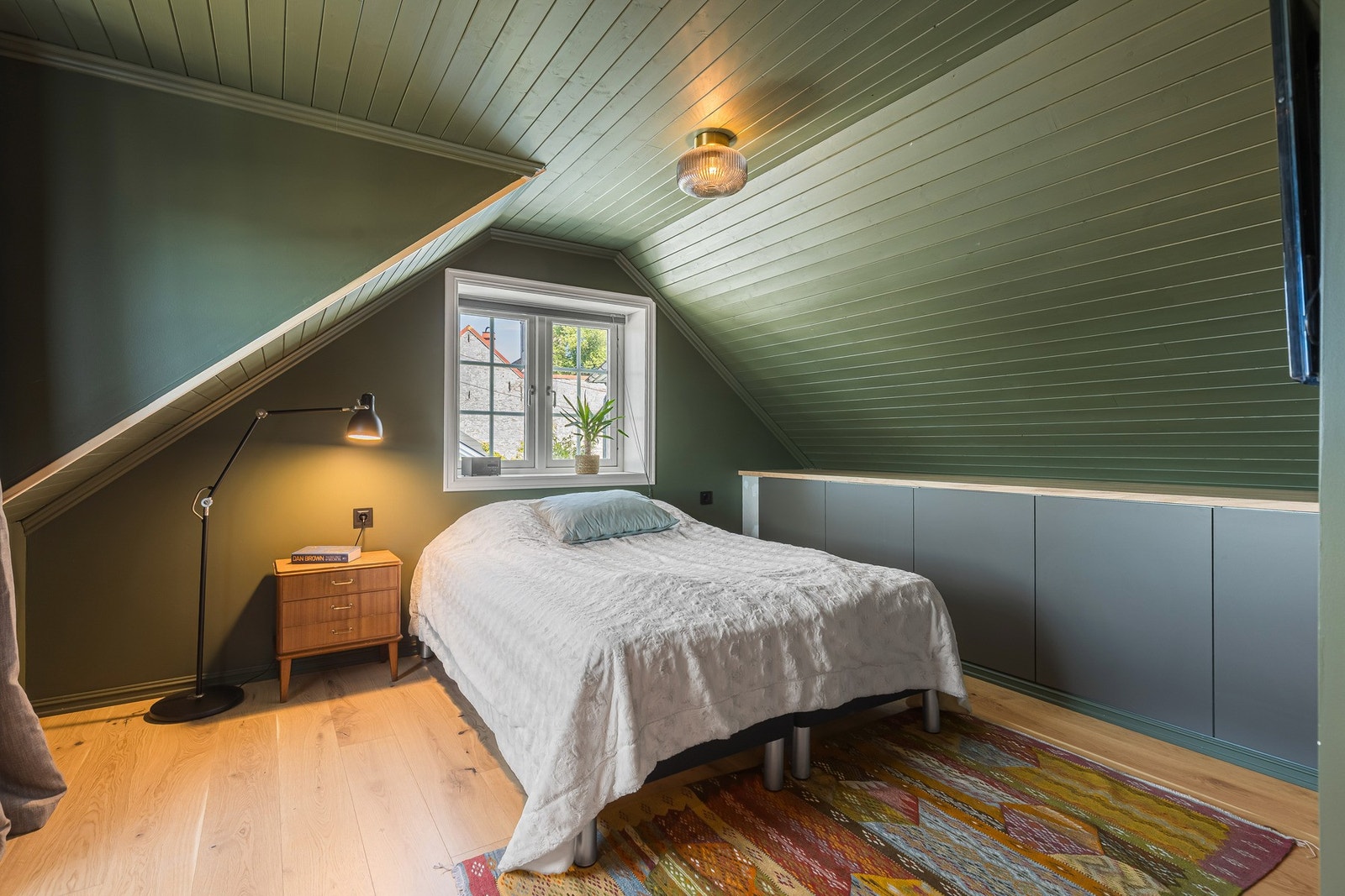 Hovedsoverommet har en lun og avslappende atmosfære med plassbygde oppbevaringsløsninger som utnytter rommet på en praktisk og elegant måte. Galleribilde