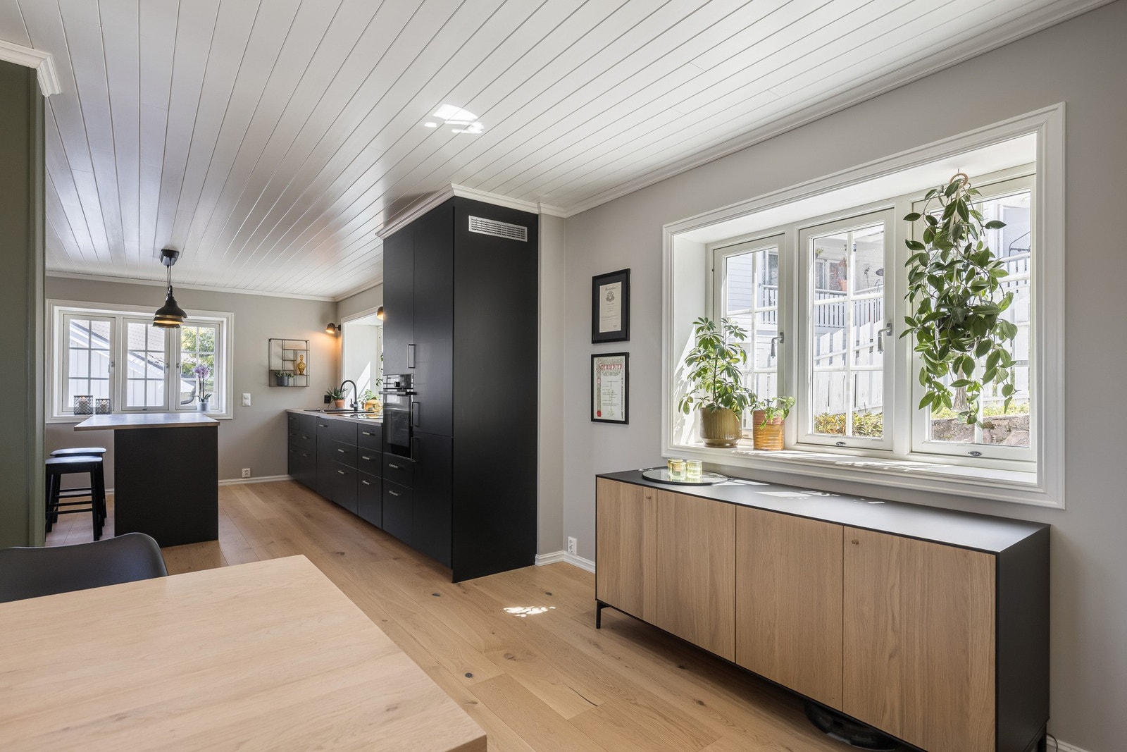 Det stilrene kjøkkenet fra 2023 har et moderne uttrykk med rikelig skap- og benkeplass, og ligger i åpen løsning mot spiseplassen. Perfekt for både hverdagsliv og gjestebesøk. Galleribilde