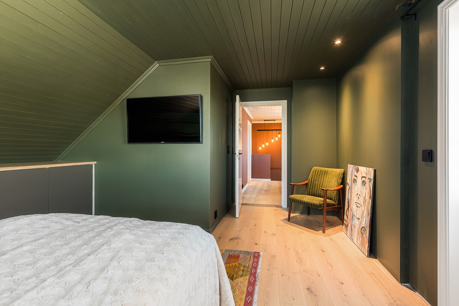Hovedsoverom med utgang til egen balkong. Galleribilde