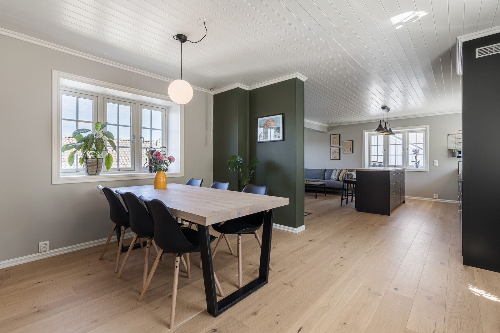 Den åpne planløsningen binder kjøkken, spiseplass og stue naturlig sammen, og skaper et lyst, luftig og sosialt oppholdsrom med god romfølelse. Galleribilde