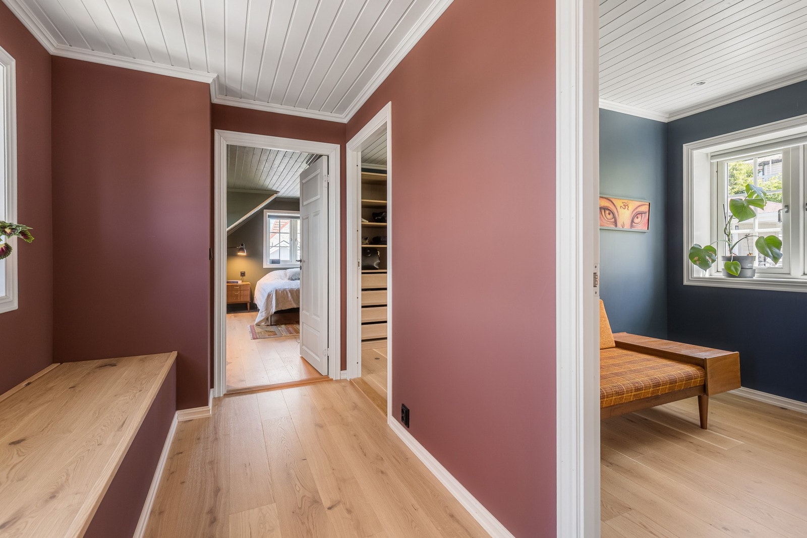 En lys og innbydende gang med direkte adkomst til soverommene og garderobe, som skaper en funksjonell og harmonisk etasje. Galleribilde