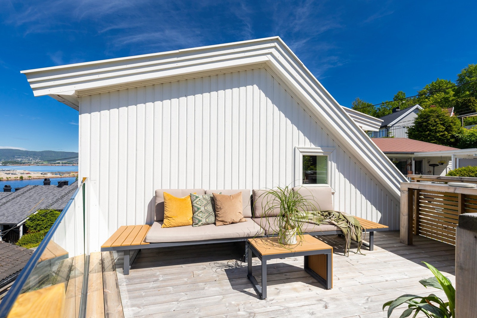 Den solrike takterrassen er en herlig forlengelse av boligen. Et privat uteområde med god plass til både lounge, måltider og avslapning. Galleribilde