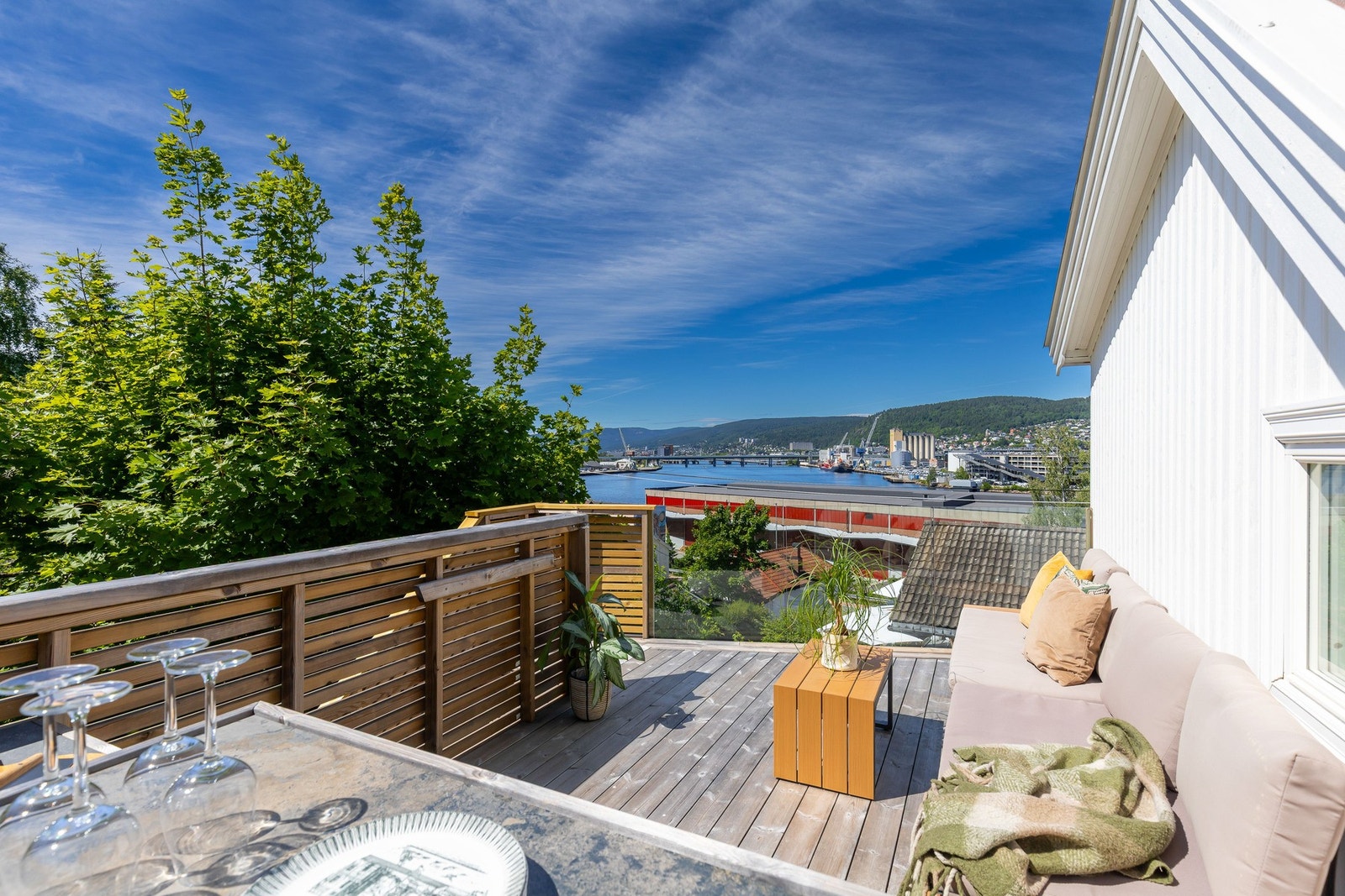 Fra den solrike takterrassen kan du nyte flott utsikt mot Drammensfjorden. Et innbydende uterom med god plass til både avslapning og hyggelige måltider. Galleribilde