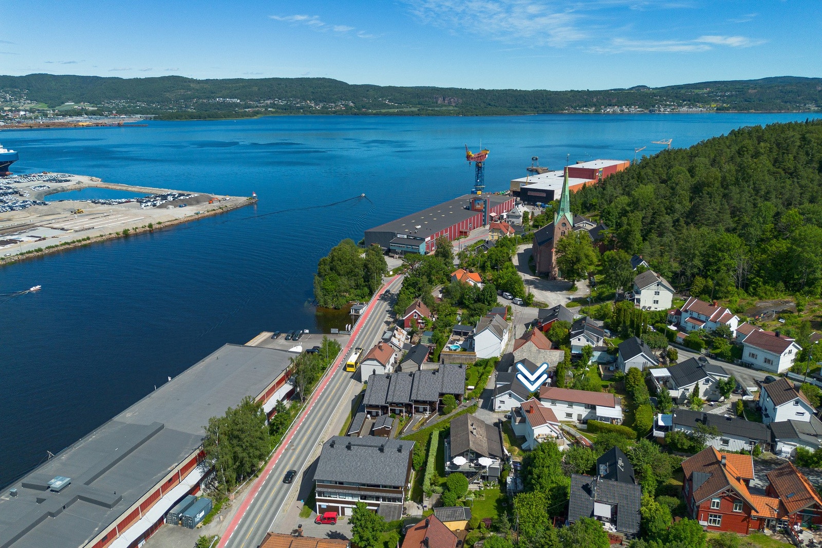 Eiendommen ligger i et veletablert boligområde med kort vei til Drammensfjorden, flotte turområder og sentrum. Galleribilde
