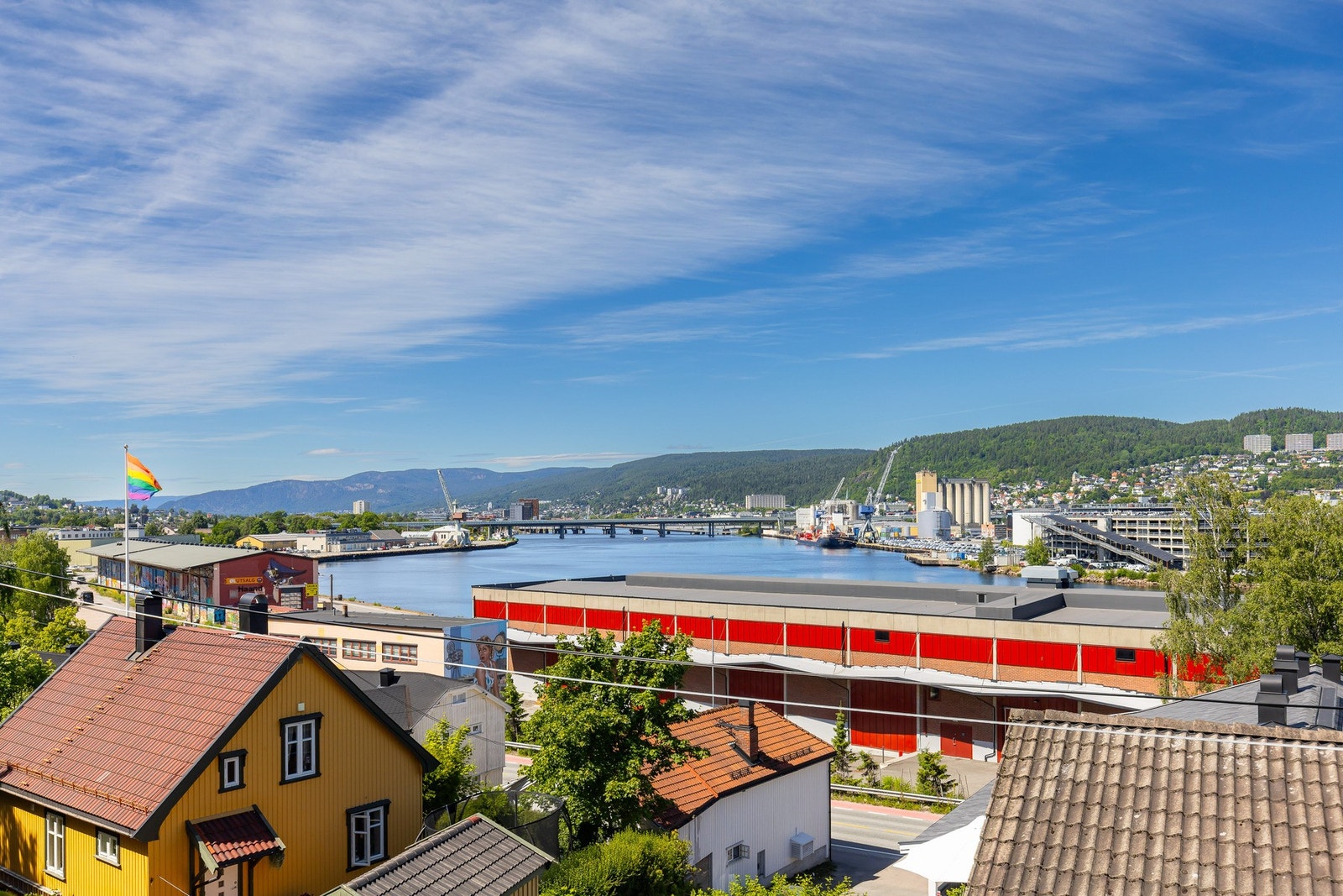 Fra takterrassen er det flott utsikt over Drammensfjorden, bybrua og den levende havnefronten. Galleribilde