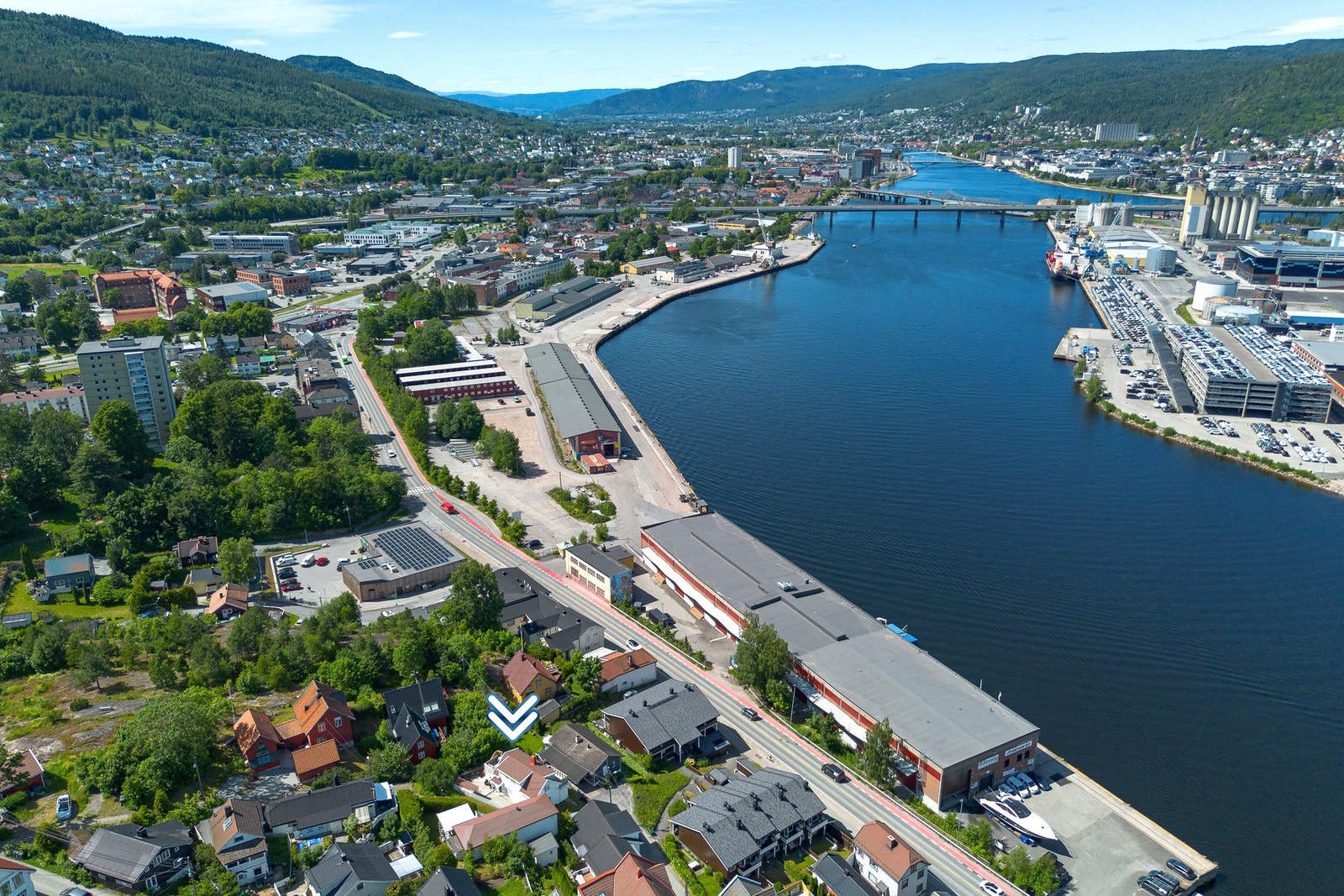 Boligen har en attraktiv beliggenhet med kort vei til Drammen sentrum, elvepromenaden, kollektivtransport og et bredt utvalg av service- og kulturtilbud. Galleribilde