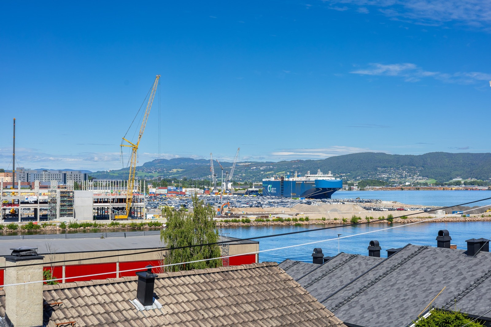 Fra balkongen har du utsikt mot Drammensfjorden og byens sjøfront - en sentral beliggenhet med nærhet til både vann, servicetilbud og byliv. Galleribilde