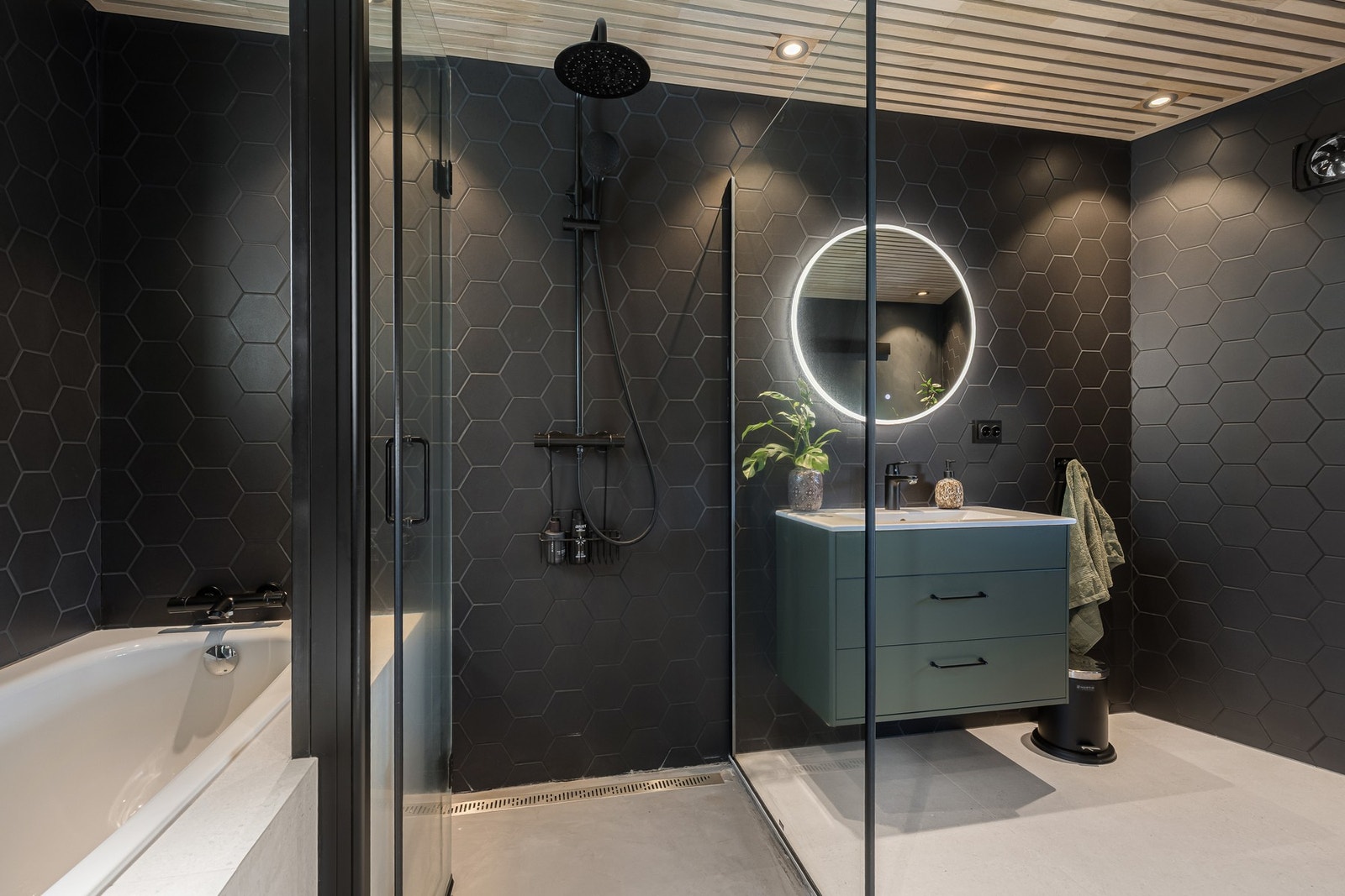 Badet byr på en romslig dusjsone med innfellbare glassvegger og badekar. En løsning som kombinerer funksjonalitet med en eksklusiv spa-følelse. Galleribilde
