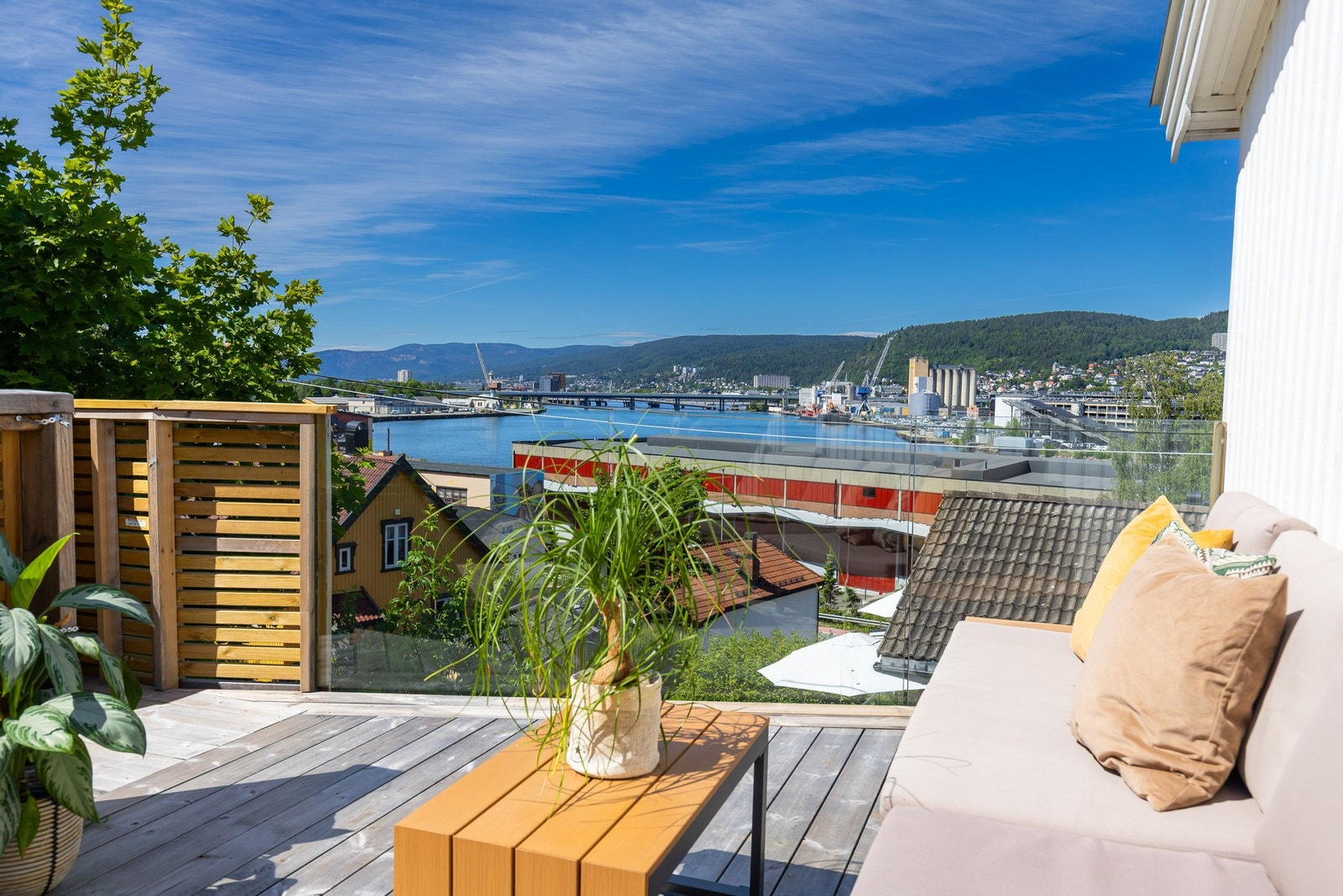Den romslige takterrassen byr på en spektakulær panoramautsikt over Innseilingen til Drammen. En unik ramme for både rolige morgenstunder og lange sommerkvelder. Galleribilde