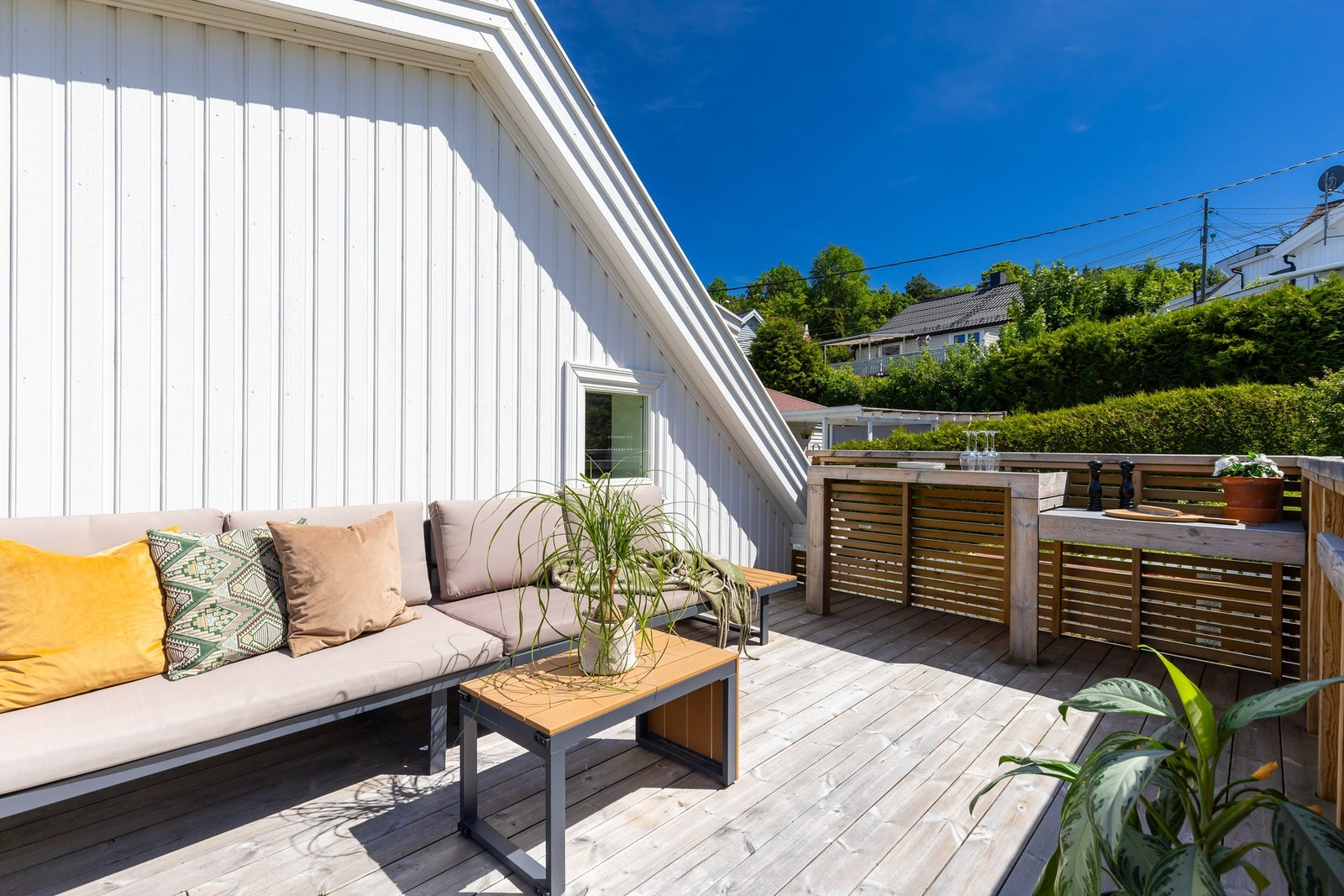 Den romslige takterrassen er et naturlig samlingspunkt med god plass til både lounge- og spisegruppe. Perfekt for hyggelige sommerdager og sosiale sammenkomster. Galleribilde