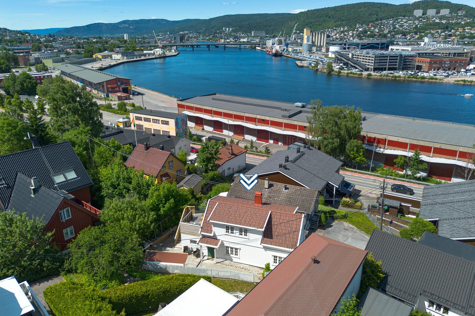 Oversiktsbilde som viser eiendommens attraktive beliggenhet med kort vei til Drammensfjorden, sentrum og byens mange fasiliteter. Galleribilde