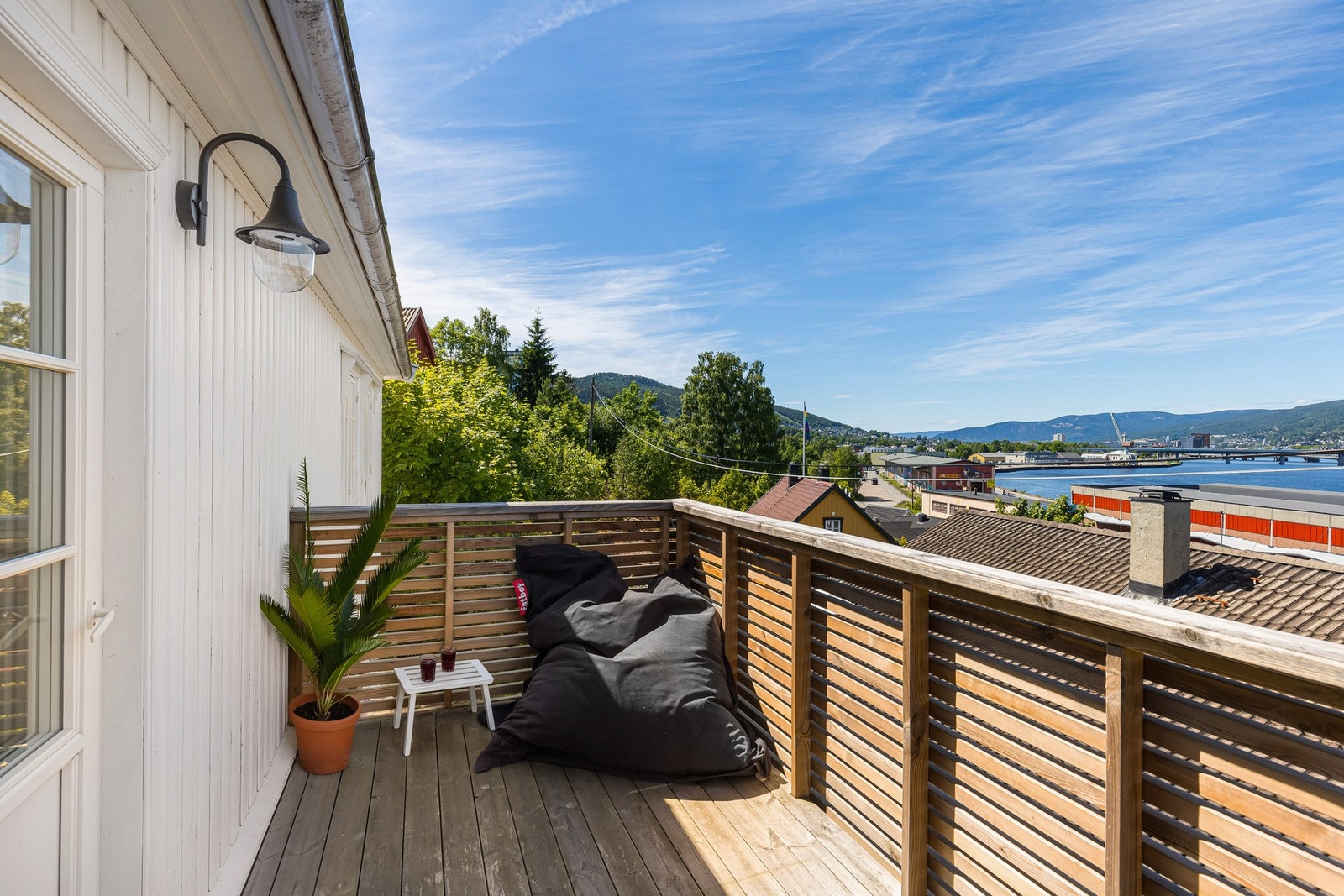 Balkongen fra hovedsoverommet nyter du flott utsikt mot Drammensfjorden. Ehyggelig sted for morgenkaffen eller en rolig stund i solen. Galleribilde