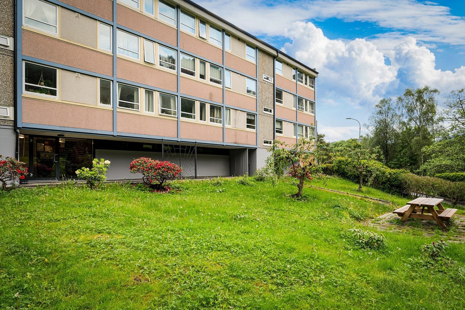 Store og pent opparbeidede fellesarealer med plen og beplantning gir gode uteområder for beboerne. Galleribilde