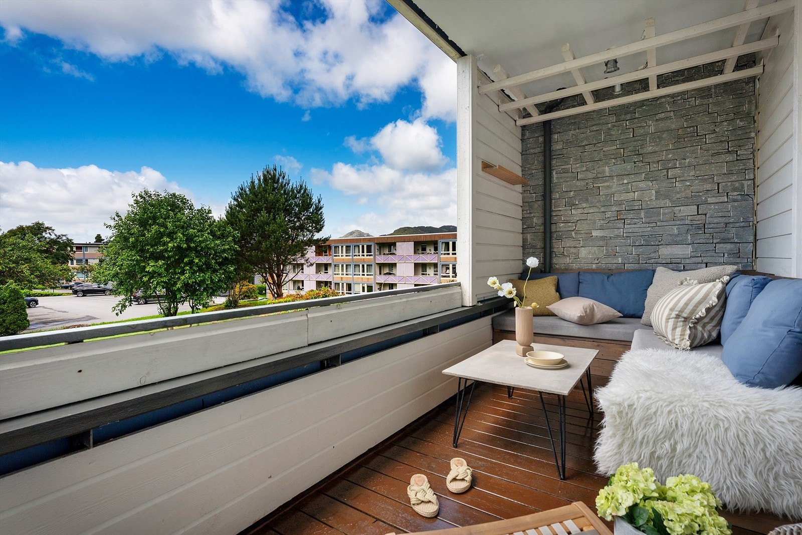 balkongen har god plass til både terrassebord og en komfortabel sittekrok Galleribilde