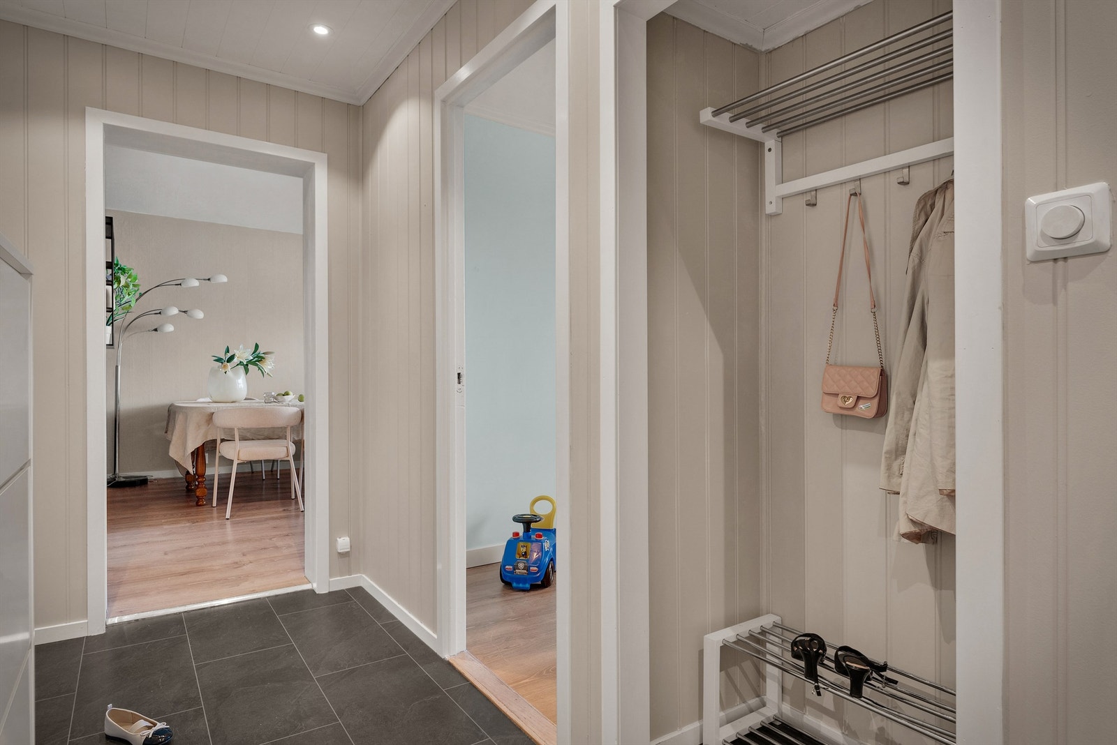 Entré med praktisk nisje som gir god plass til oppbevaring av yttertøy og sko. Galleribilde
