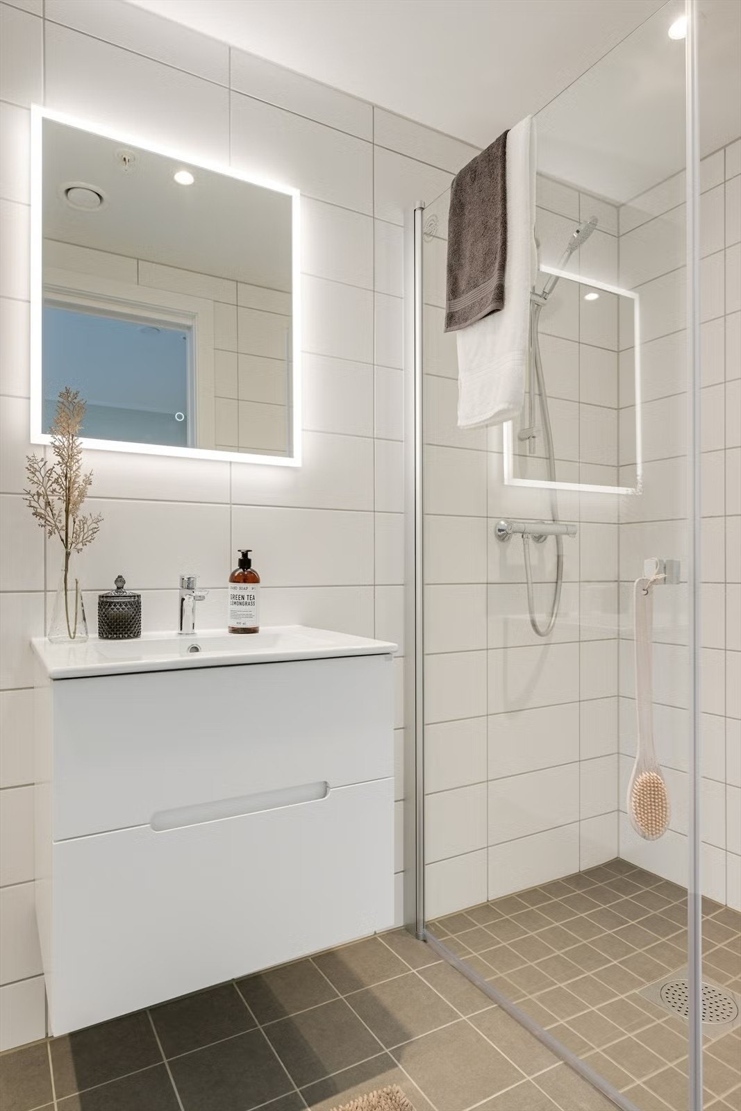 Badet er innredet med servantinnredning, toalett og dusj Galleribilde