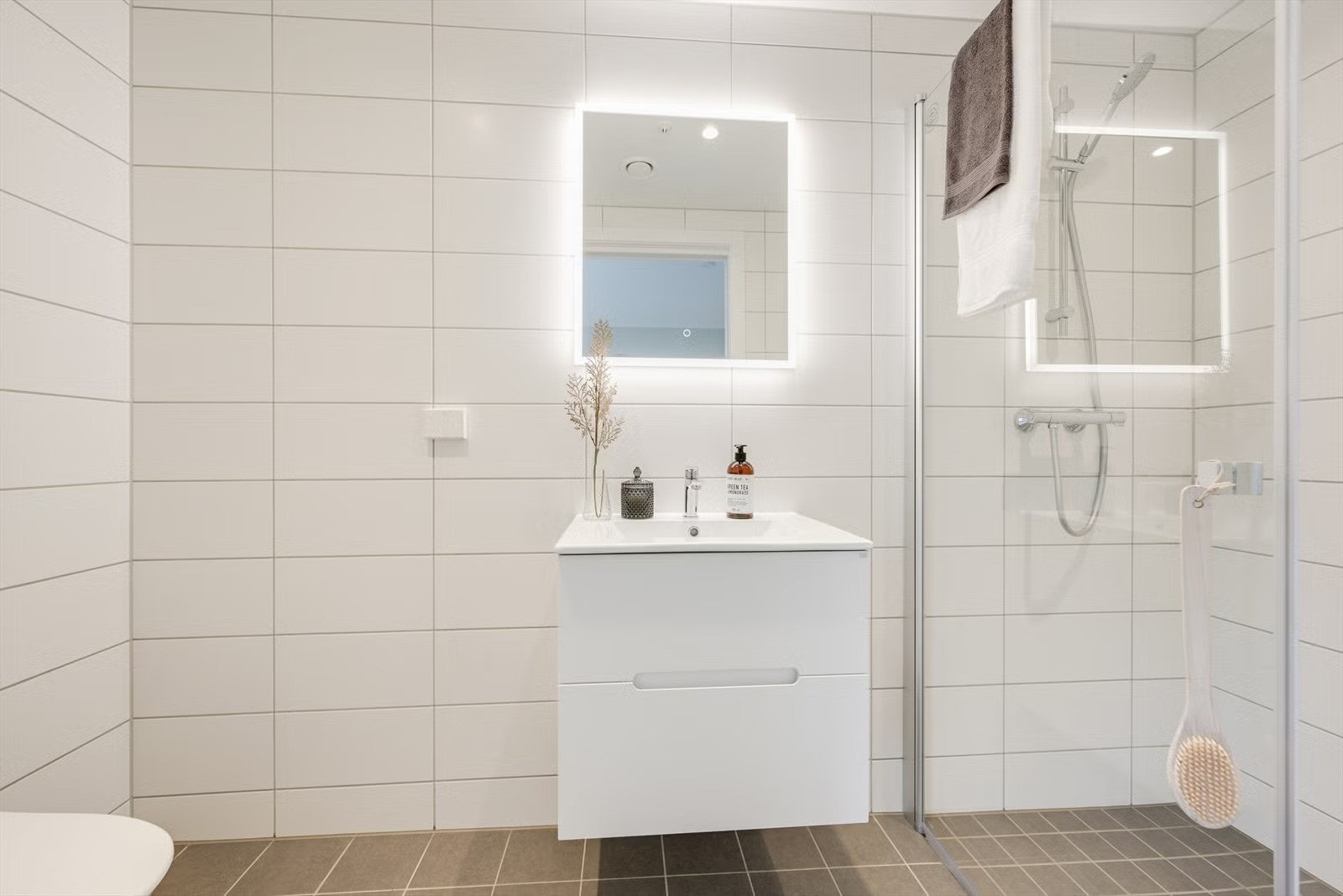 Badet er flislagt på vegger og gulv med varmekabler Galleribilde