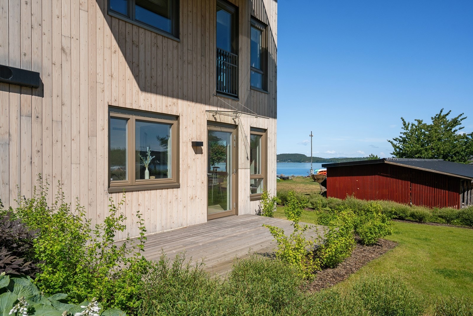 Gjennomgående leilighet med terrasse på hver sin side av stuen Galleribilde