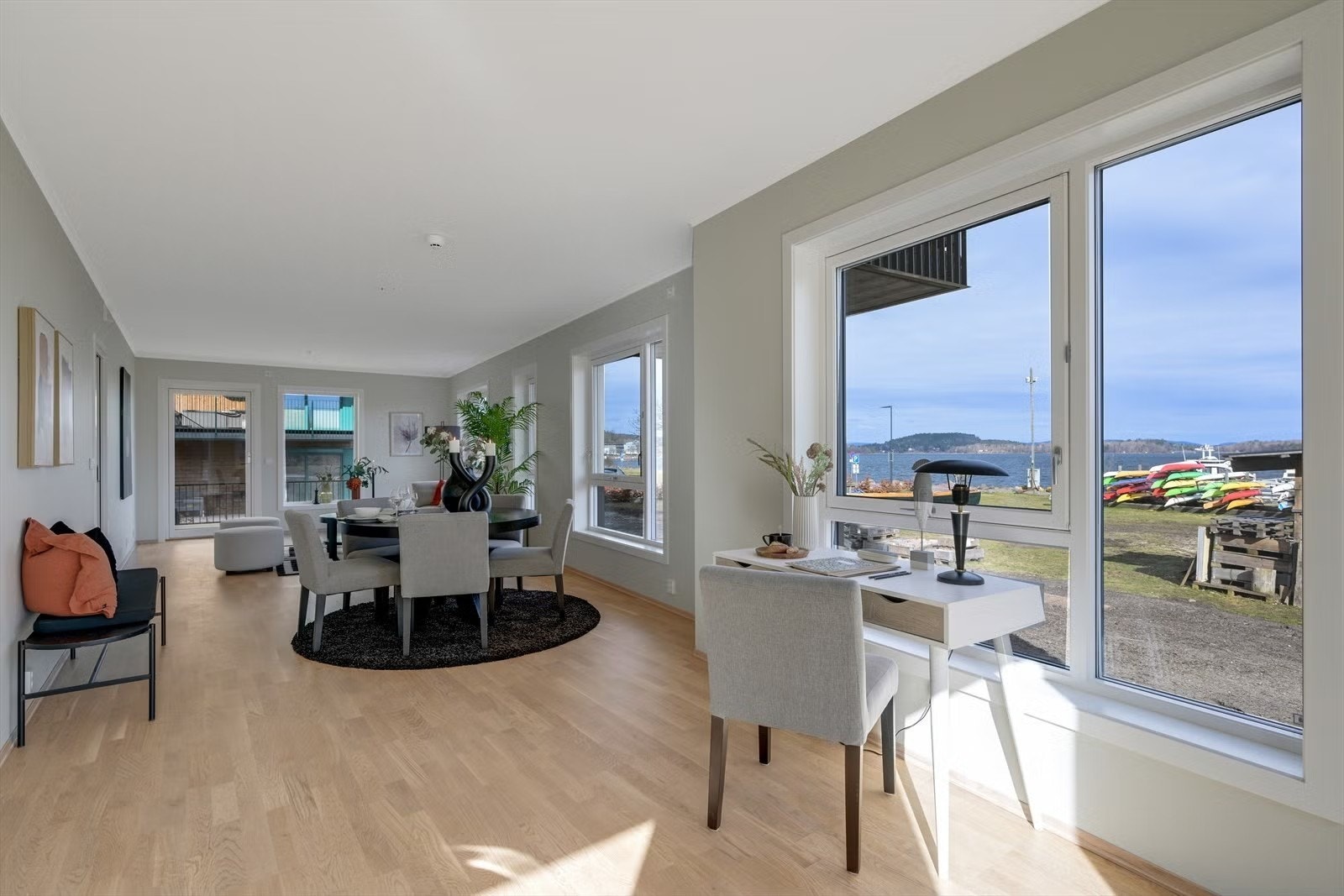 Stuen er romslig og har god plass til ulik møblering som soffagruppe og spisebord Galleribilde