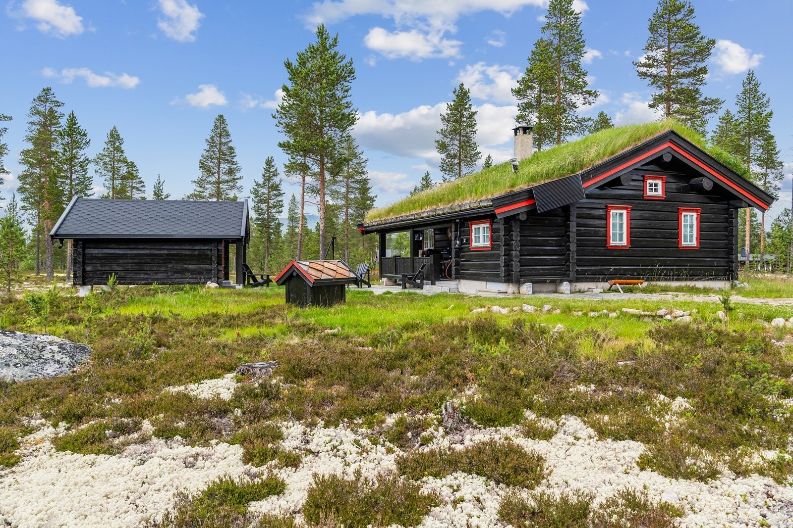 Hytta har en tradisjonell og solid utførelse med tømmervegger og torv på taket. Galleribilde