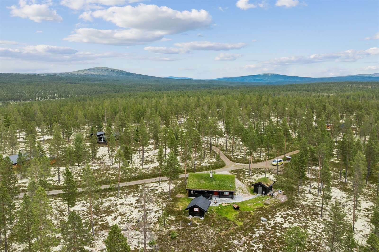 Eiendommen består av en laftet fritidsbolig, et separat anneks og et praktisk uthus. Galleribilde