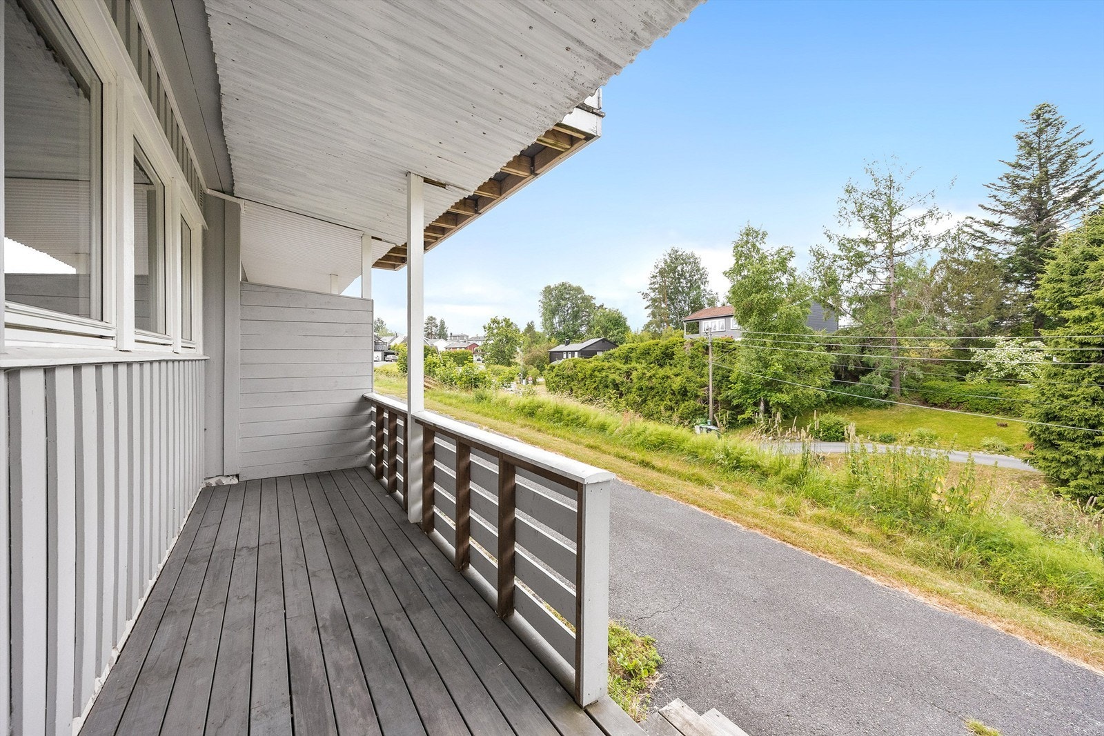 Den overbygde terrassen gir en lun og skjermet uteplass. Galleribilde