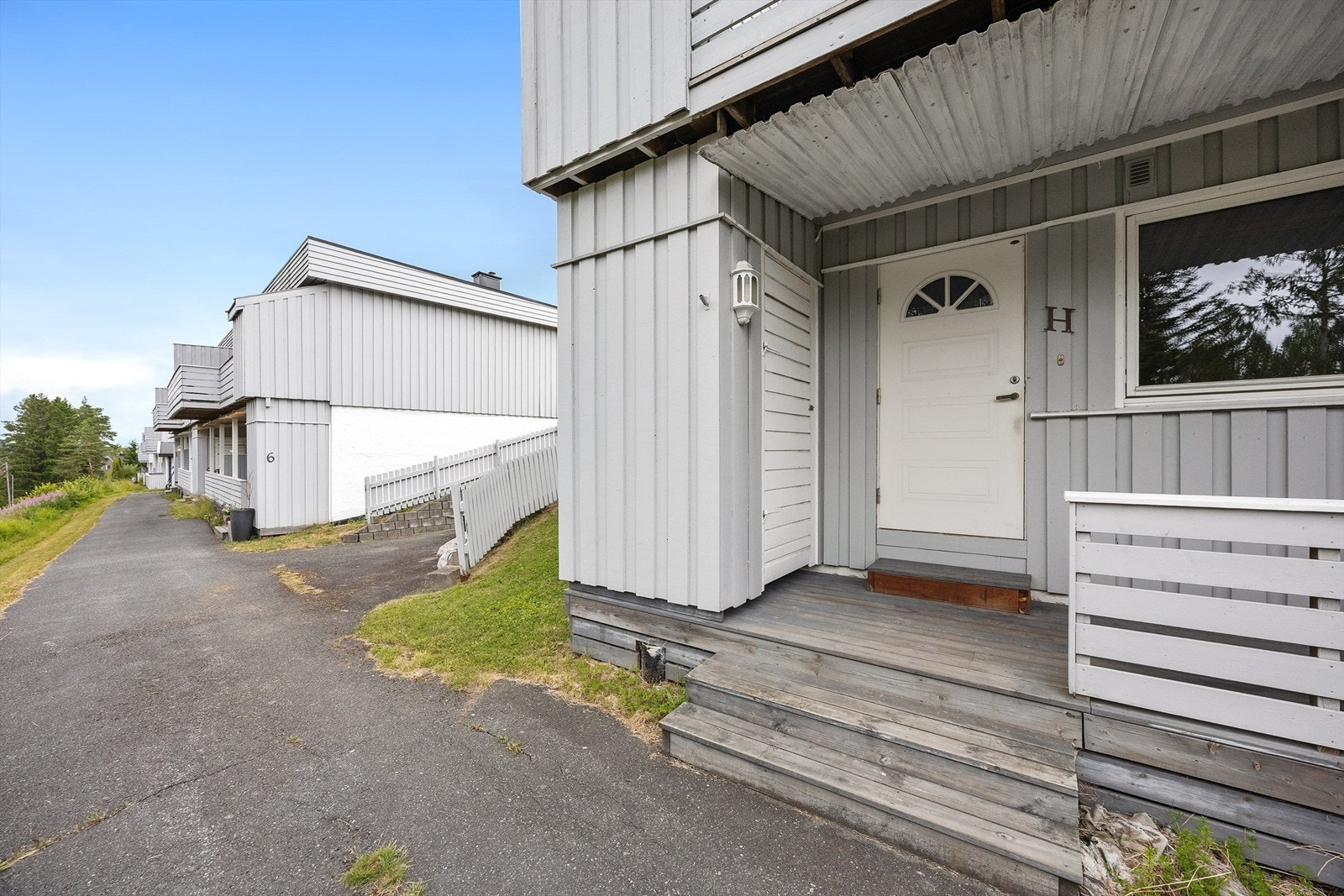 Praktisk utvendig bod på 2 m² ved inngangspartiet. Galleribilde