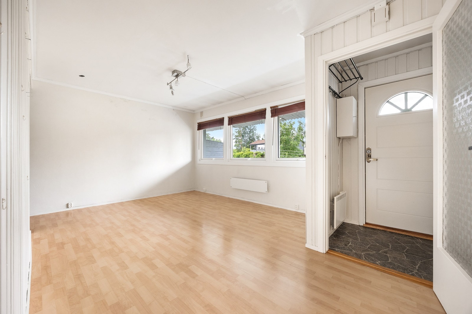 Stuen har en takhøyde på ca. 2,43 meter og laminatgulv. Galleribilde