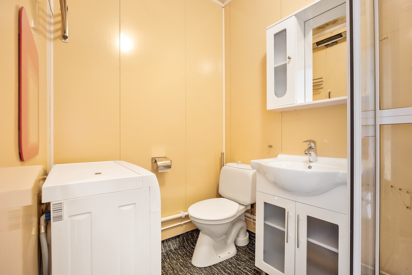 Det er opplegg for vaskemaskin på badet. Galleribilde