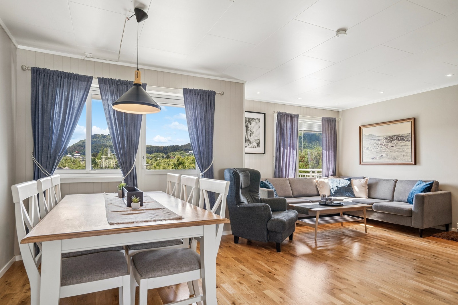 Stuen har plass til både sofagruppe og spisebord. Galleribilde