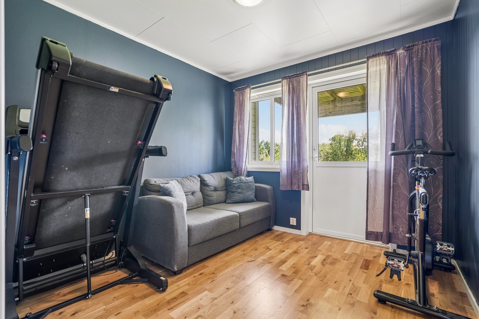 Soverom 2 med utgang til veranda på bakkeplan. Galleribilde