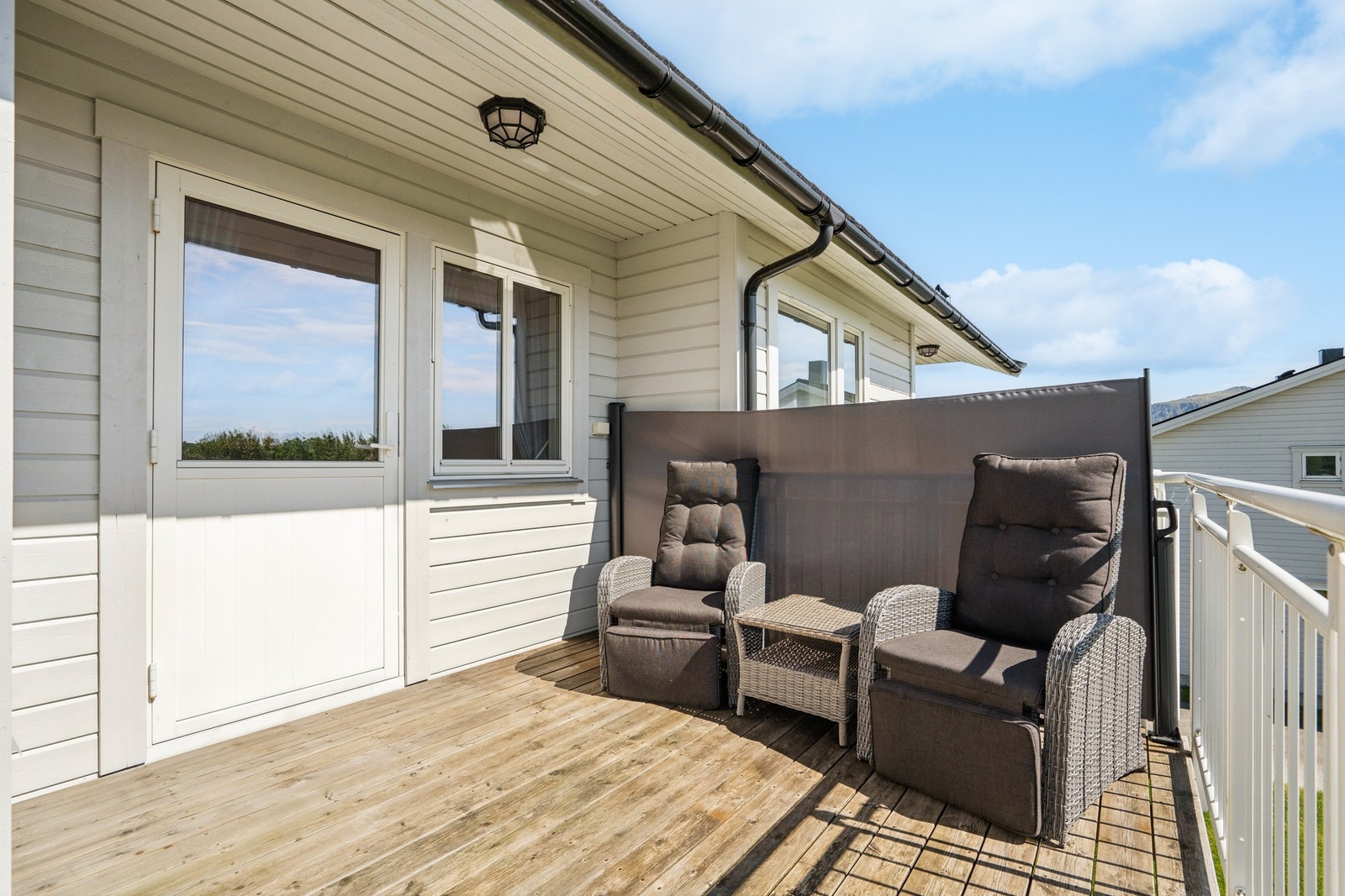Veranda med utgang fra stuen har plass til en hyggelig sittegruppe. Galleribilde