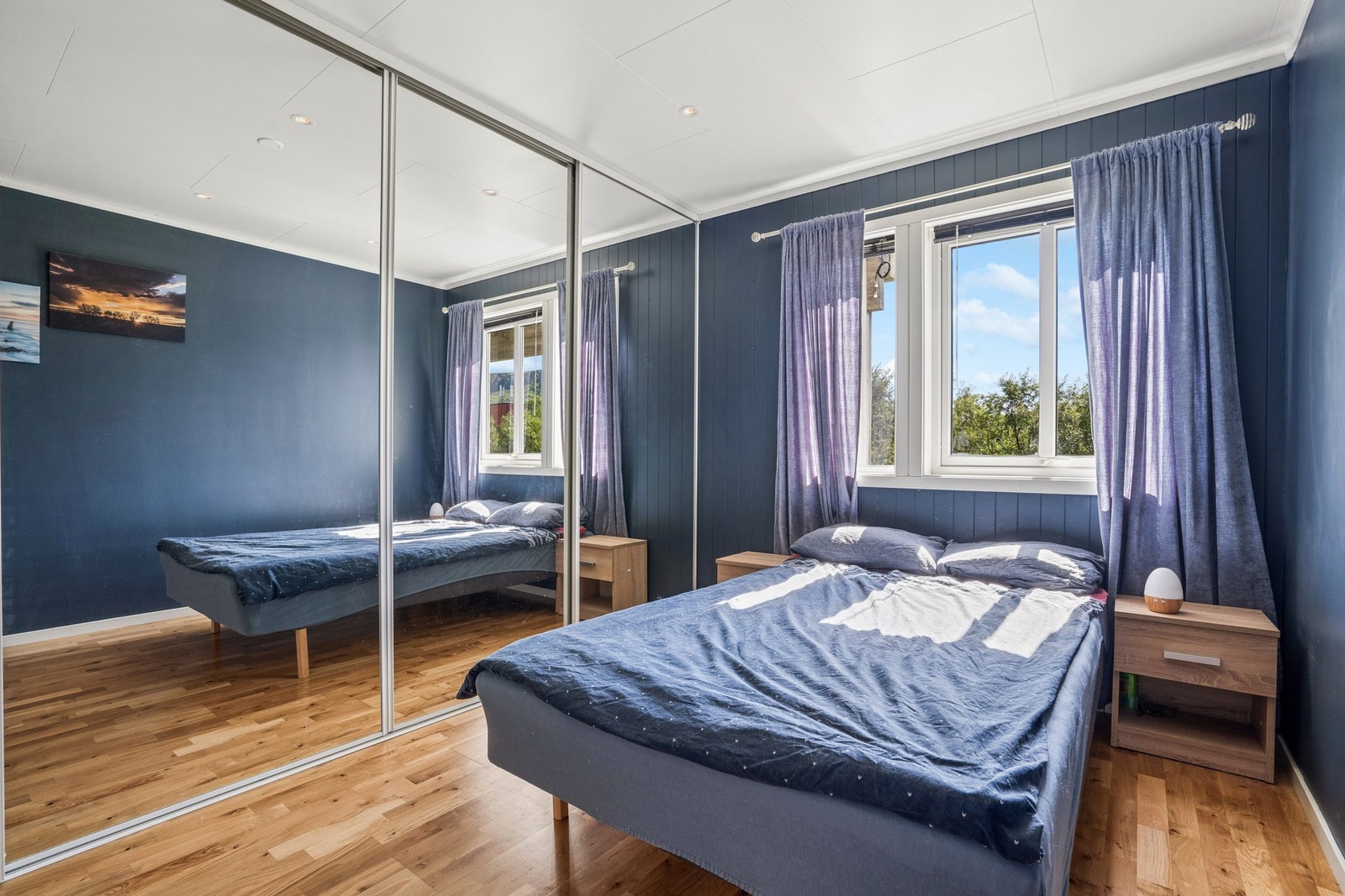Hovedsoverom med god plass til dobbeltseng og garderobeløsning. Galleribilde