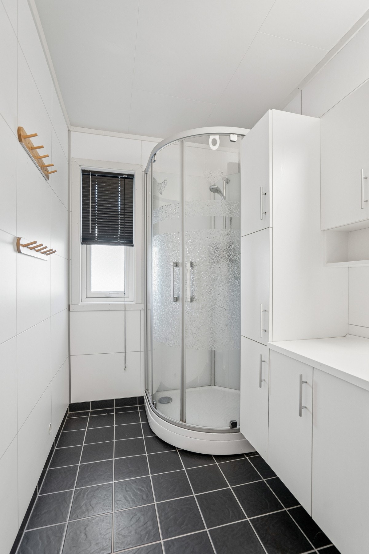 God skapplass på badet gir rikelig med oppbevaringsmuligheter. Galleribilde