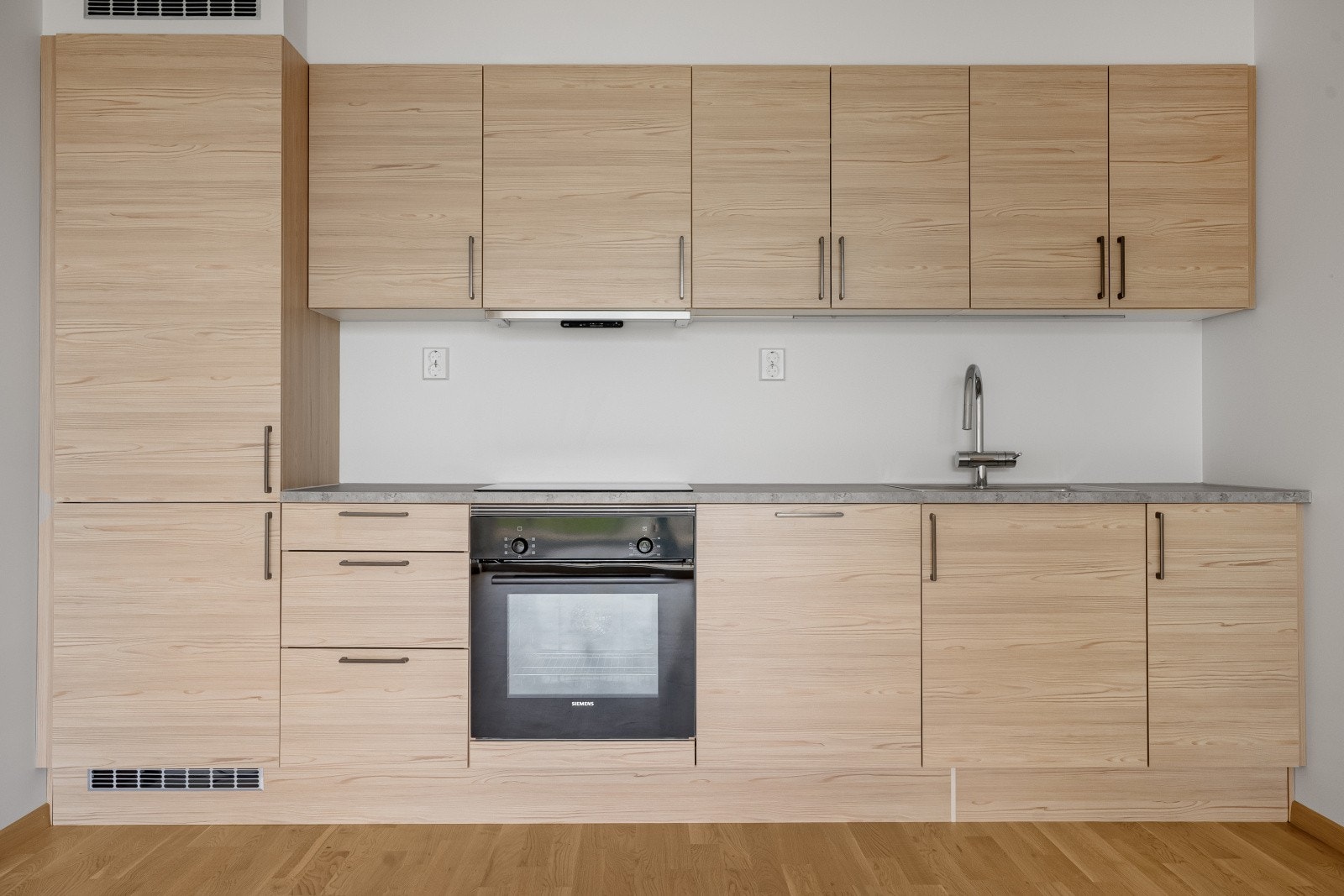 Leiligheten har moderne kjøkken fra HTH med integrerte hvitevarer fra Siemens Galleribilde