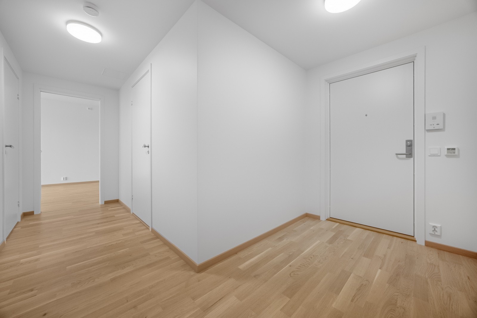 Entrè med plass til garderobeskap og oppbevaring av yttertøy. Galleribilde