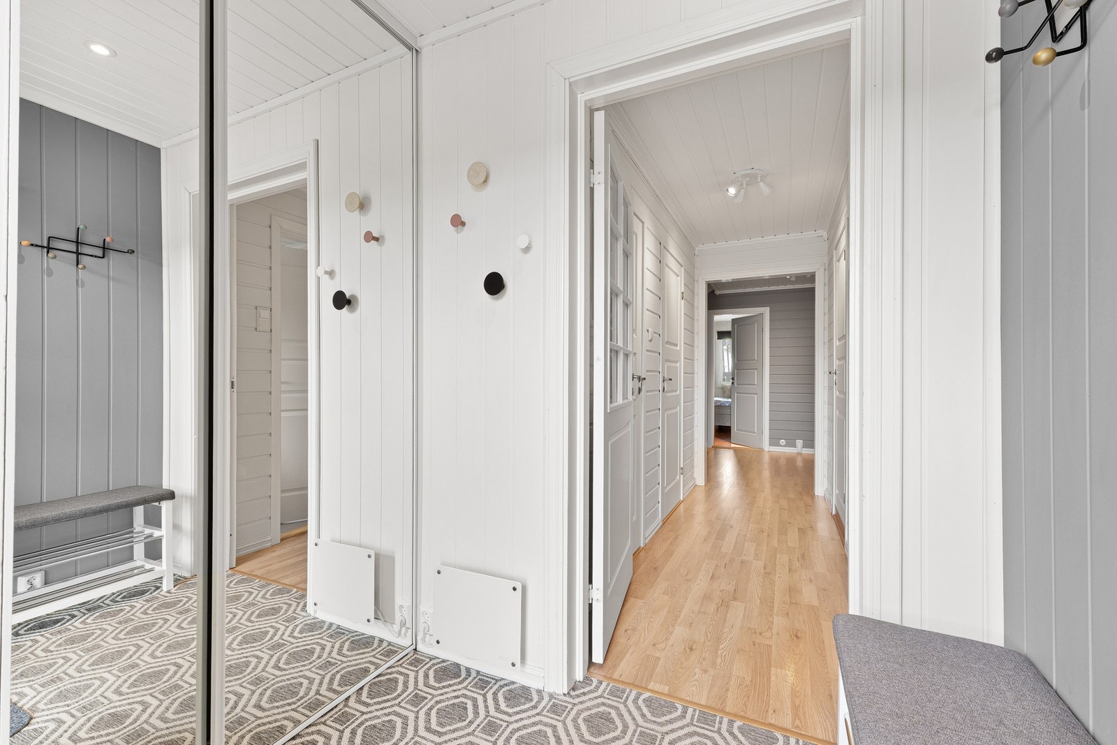 Trivelig inngangsparti med god plass til sko- og jakkeoppheng. Romslig skyvedørsgarderobe Galleribilde