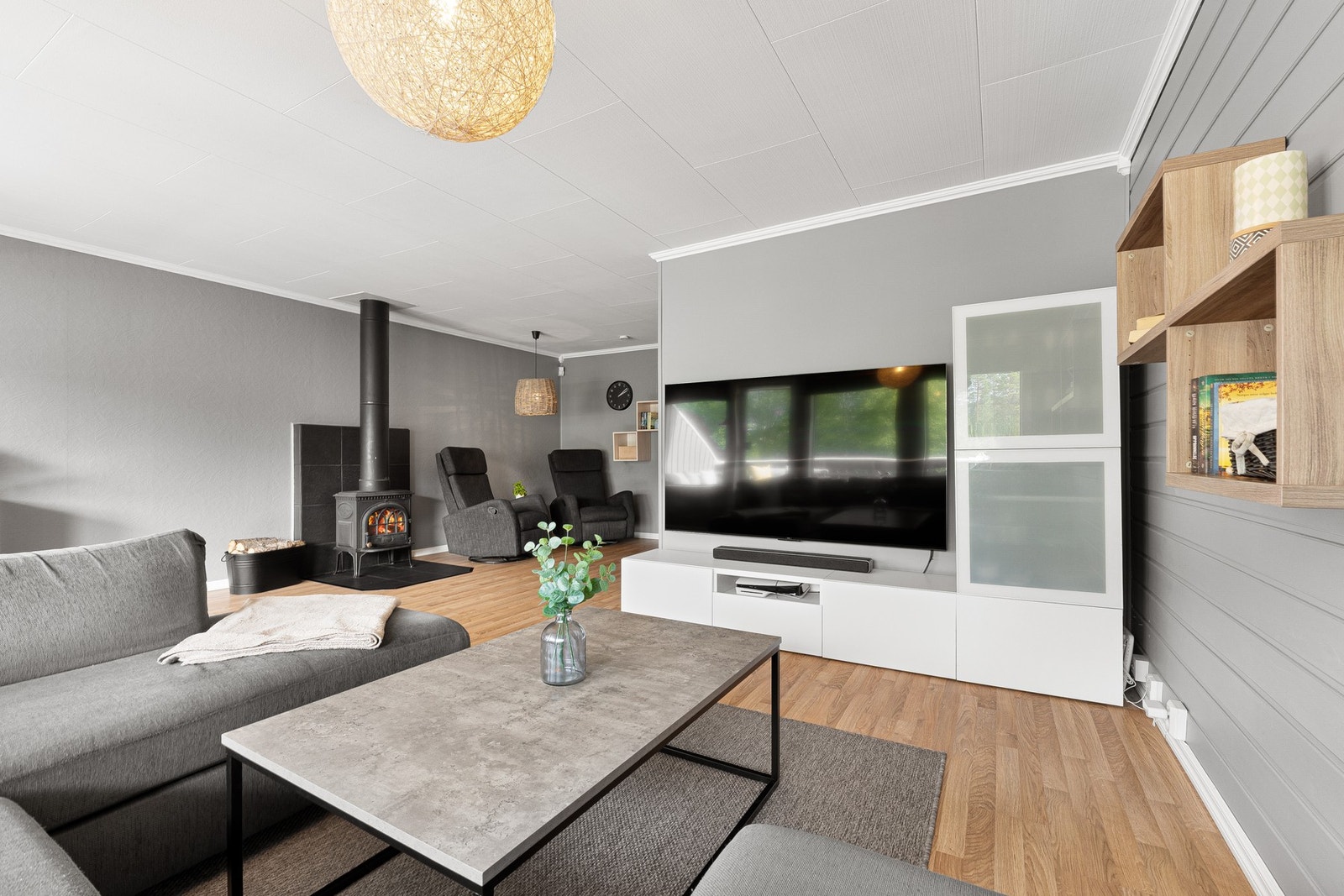 Velkommen inn til en flott og varm stue med gode møbleringsmuligheter Galleribilde