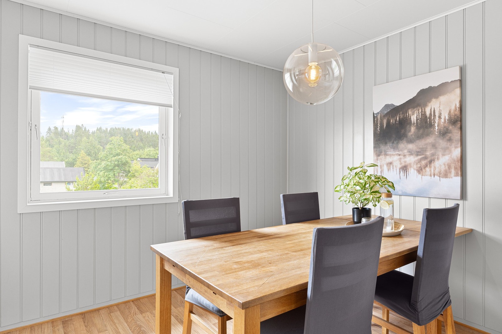 Kjøkkenet har god plass til langbord for større selskap Galleribilde