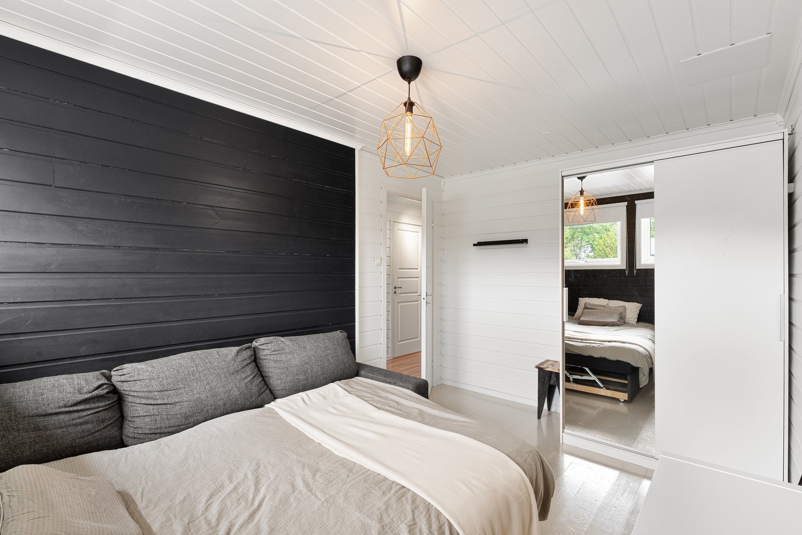 med skyvedørsgarderobe Galleribilde