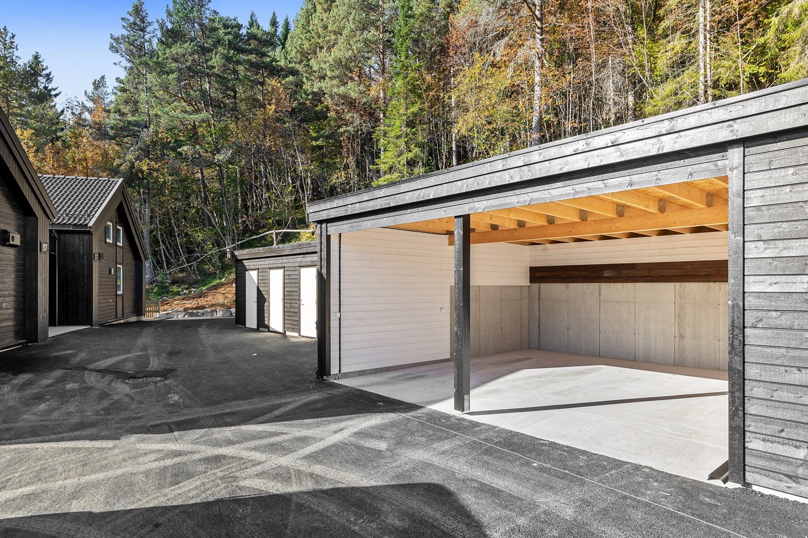 Leiligheten disponerer biloppstillingsplass i felles carportanlegg Galleribilde