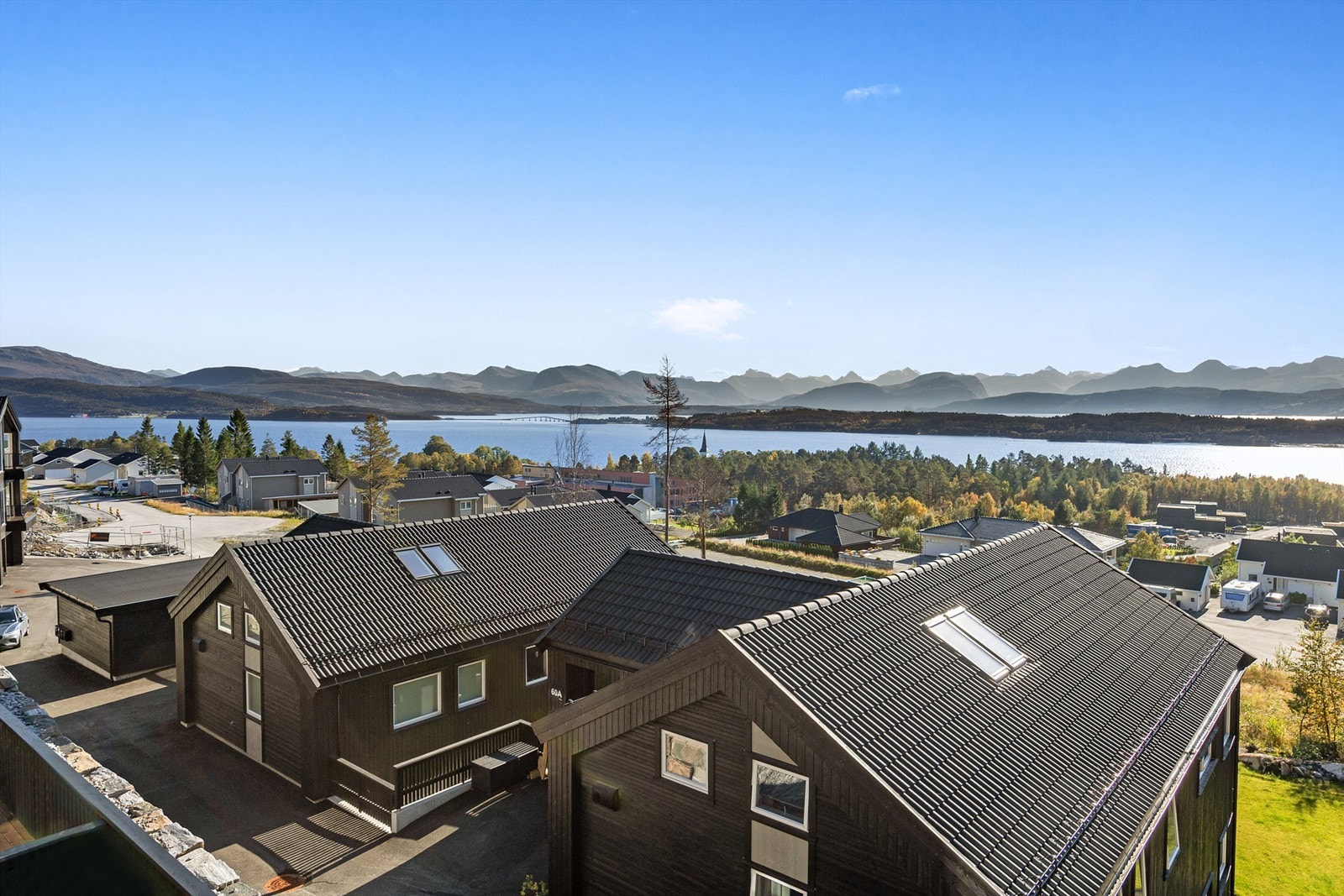 Eiendommen ligger i et rolig og barnevennlig boligområde i Årølia, ca 7 km øst for Molde sentrum Galleribilde