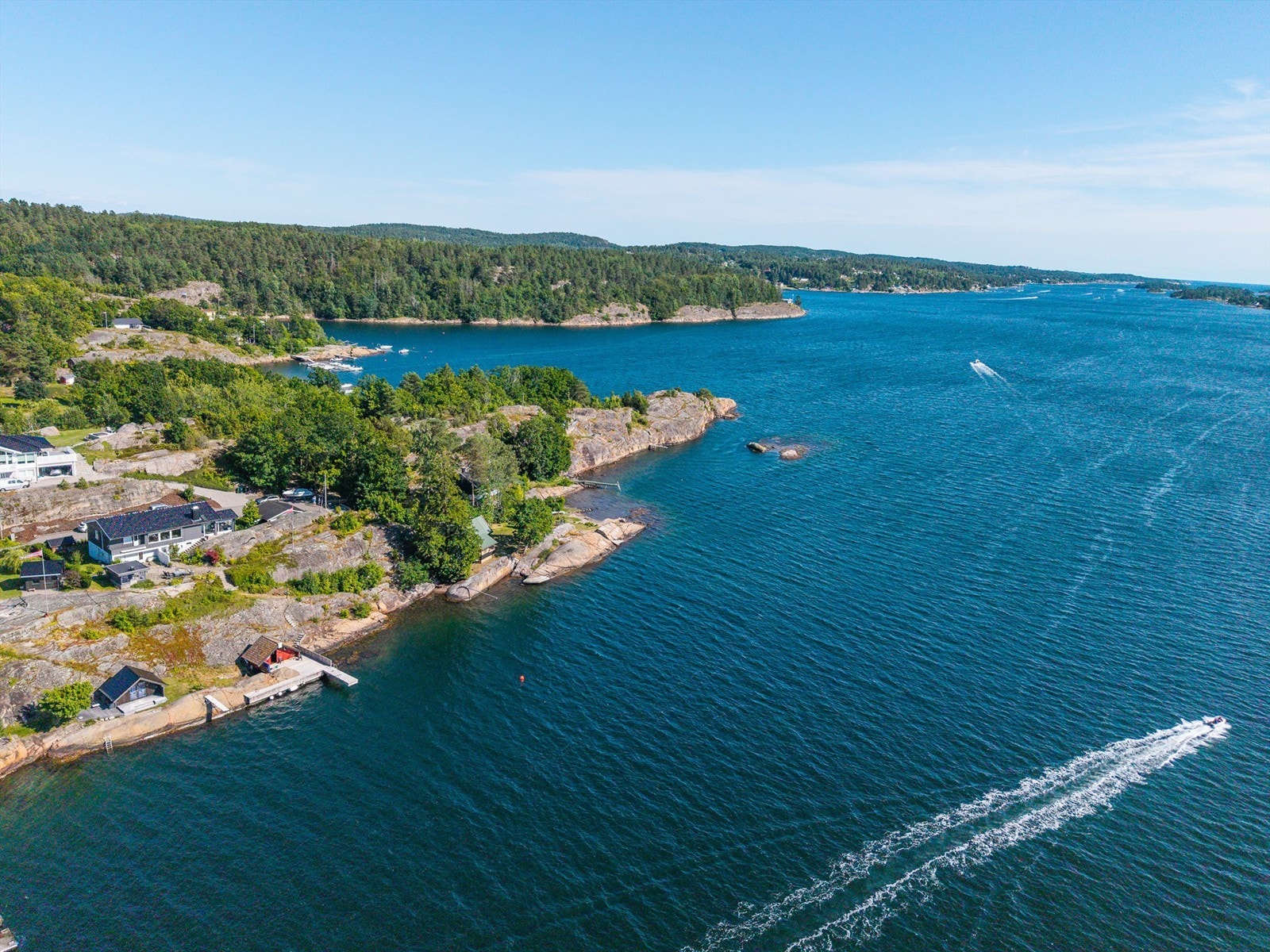 Tomten byr på nydelig hage, lune soner i svabergene, lysthus og solrike uteplasser med havet som nærmeste nabo. Galleribilde