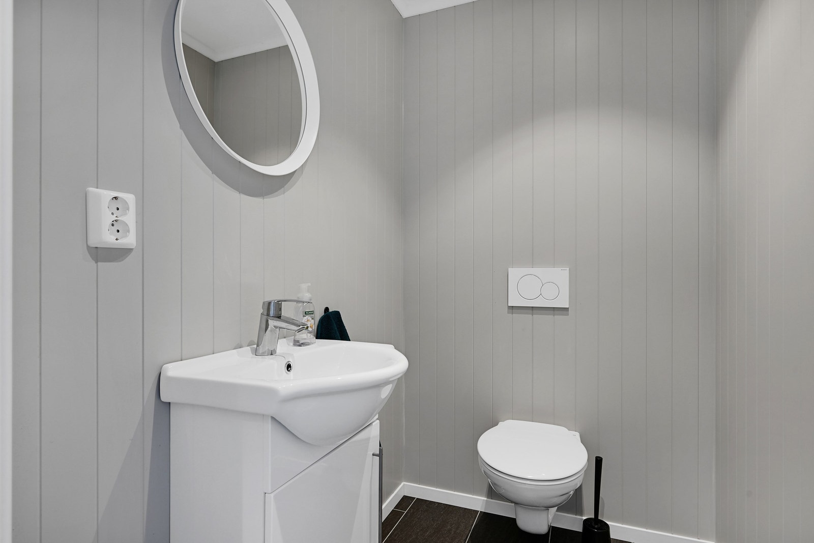 Toalettrom innredet med servant og wc. Galleribilde