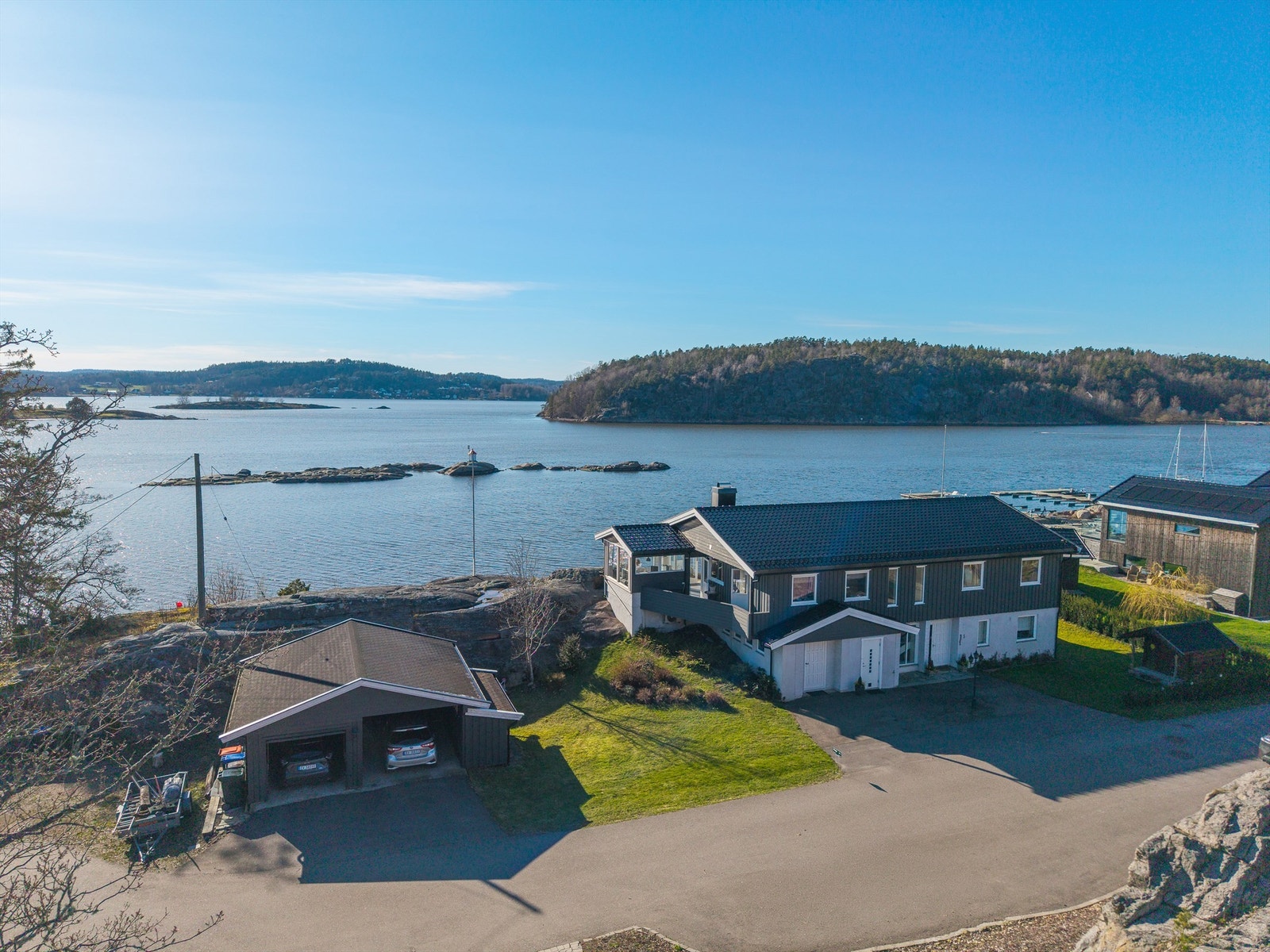 Tomten byr på nydelig hage, lune soner i svabergene, lysthus og solrike uteplasser med havet som nærmeste nabo. I tillegg disponerer eiendommen dobbel garasje med elbillader Galleribilde