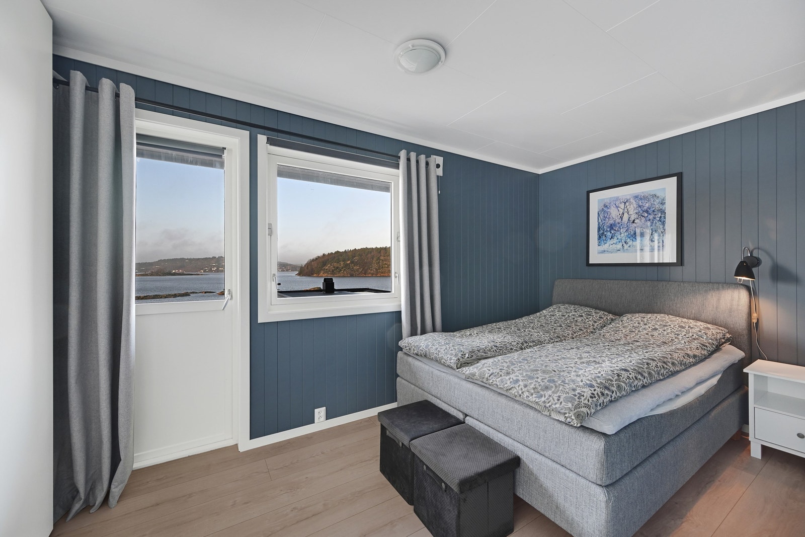 Soverom 1 med god plass til dobbeltseng, innredet med garderobeskap. Galleribilde